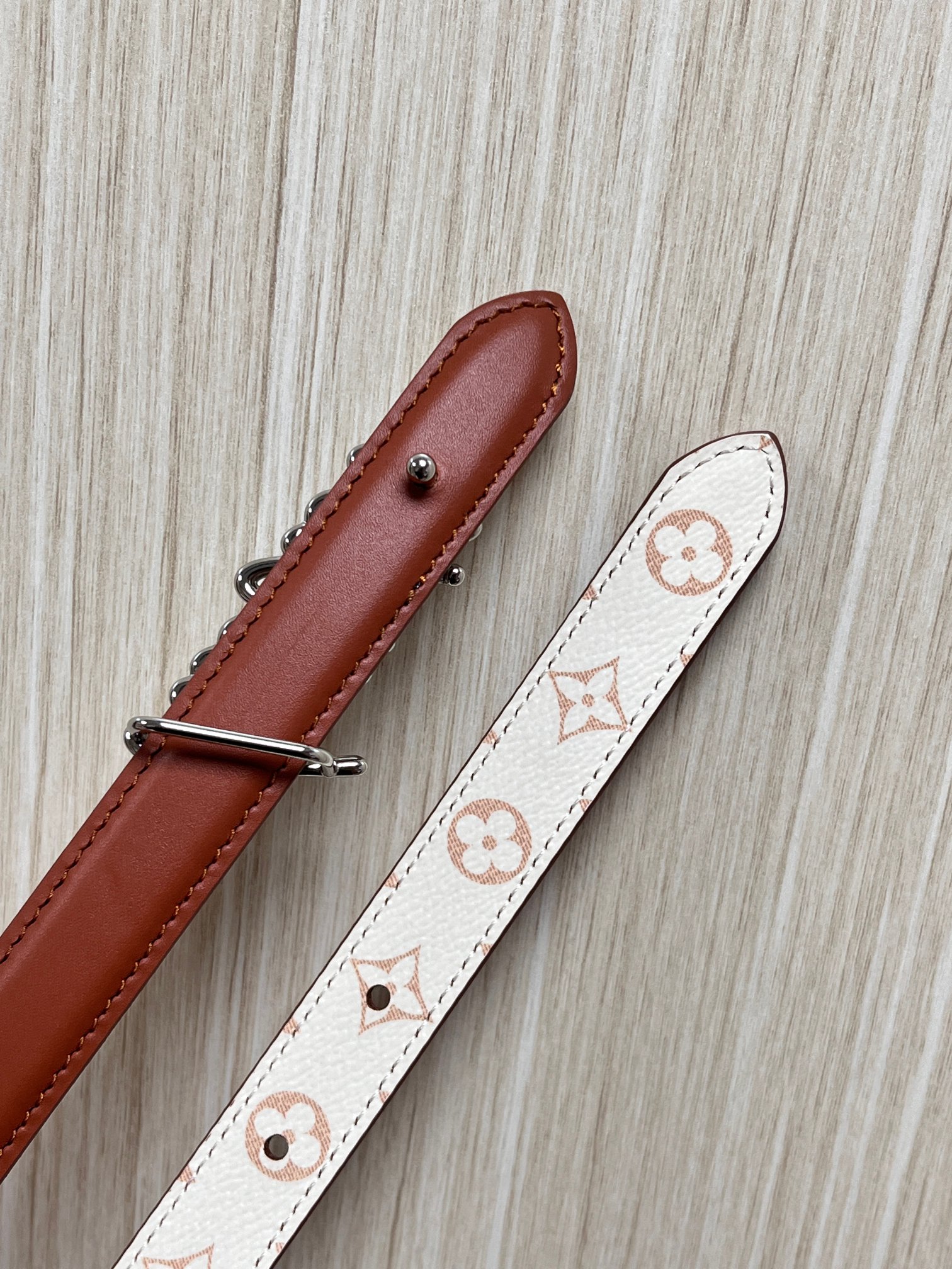 本款DauPhine 双面腰带为华美牛皮革融入耀目搭扣，巧妙呼应DauPhine 手袋的经典锁扣，翻转即