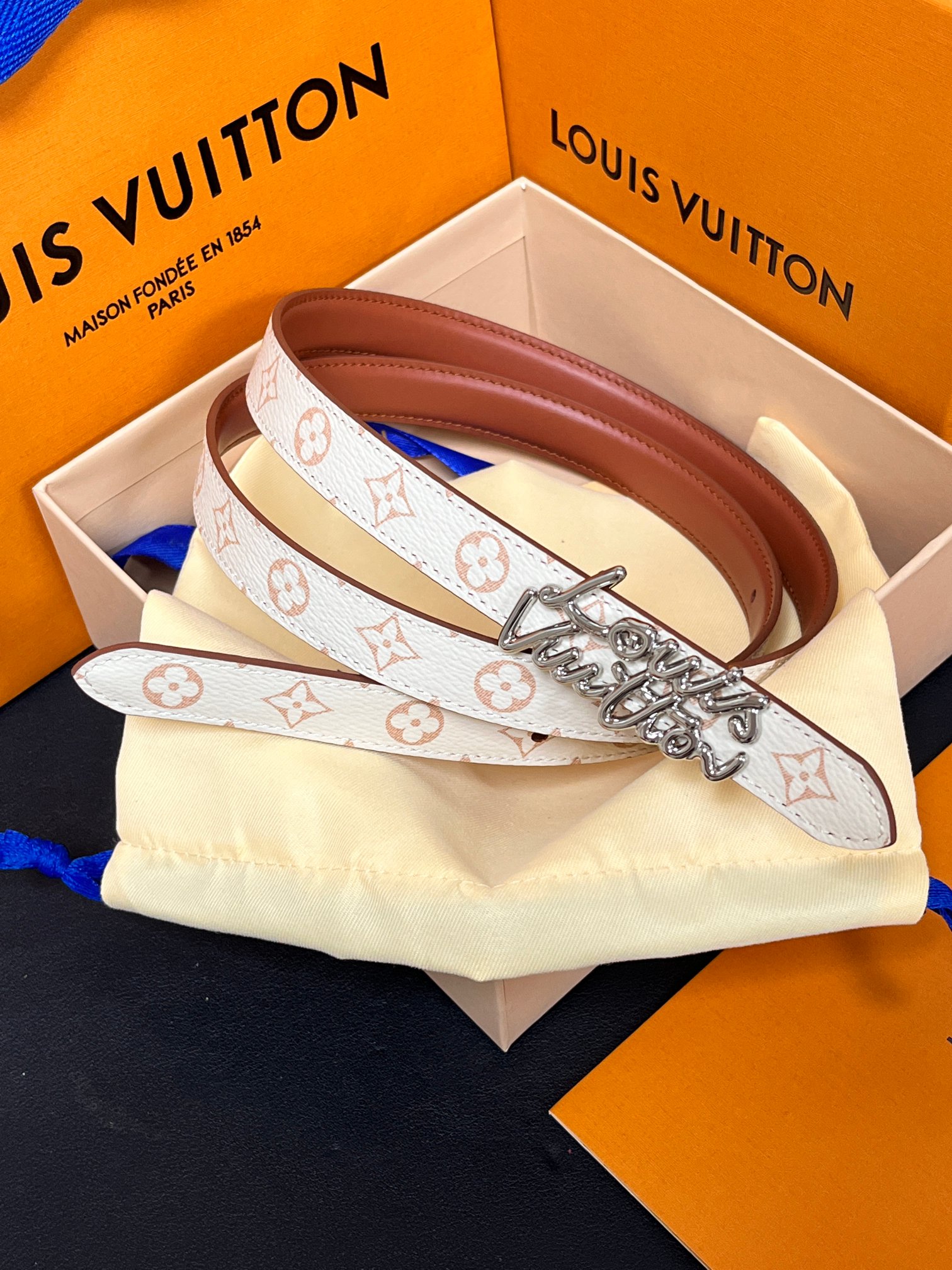 本款DauPhine 双面腰带为华美牛皮革融入耀目搭扣，巧妙呼应DauPhine 手袋的经典锁扣，翻转即