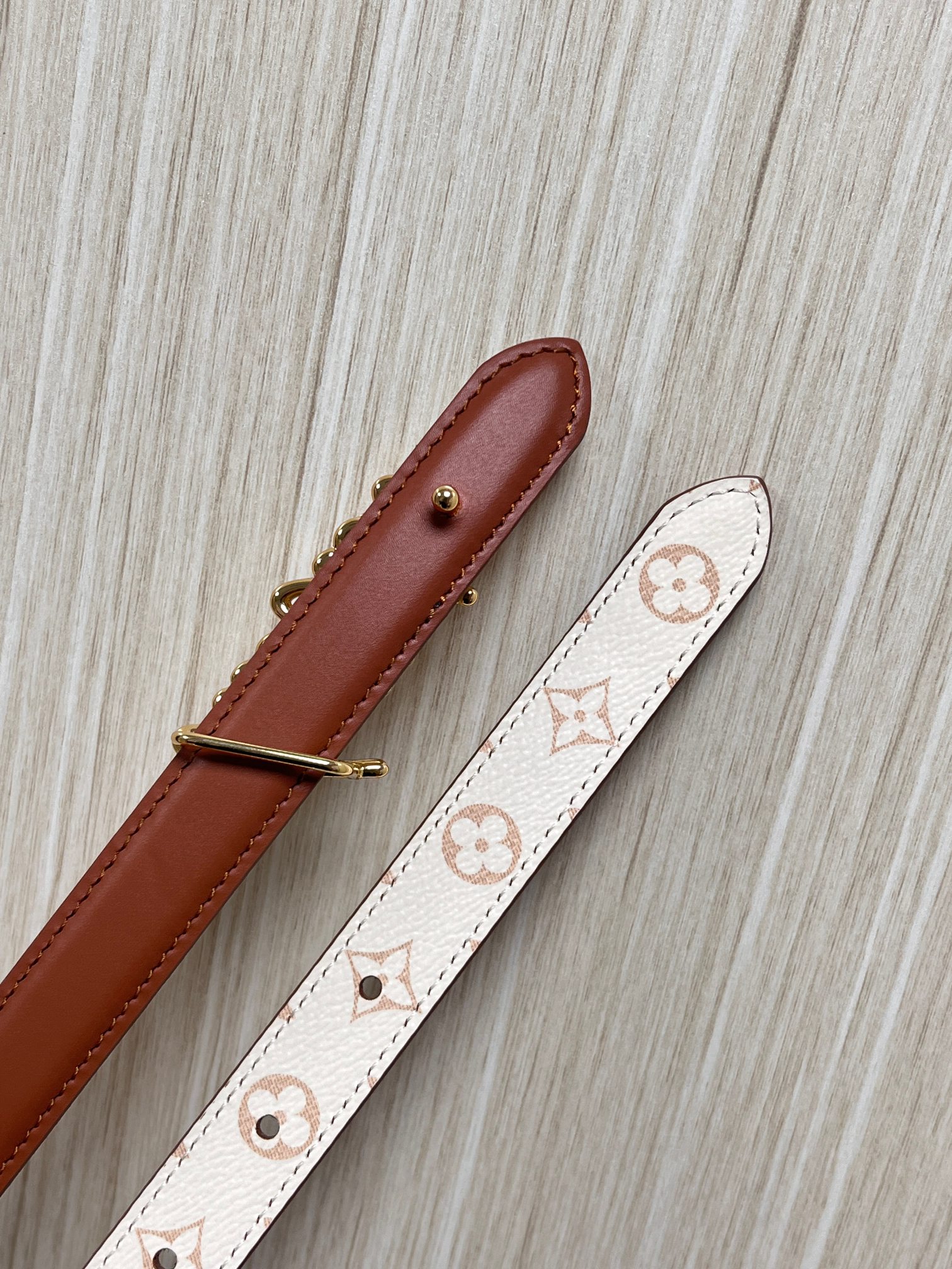 本款DauPhine 双面腰带为华美牛皮革融入耀目搭扣，巧妙呼应DauPhine 手袋的经典锁扣，翻转即