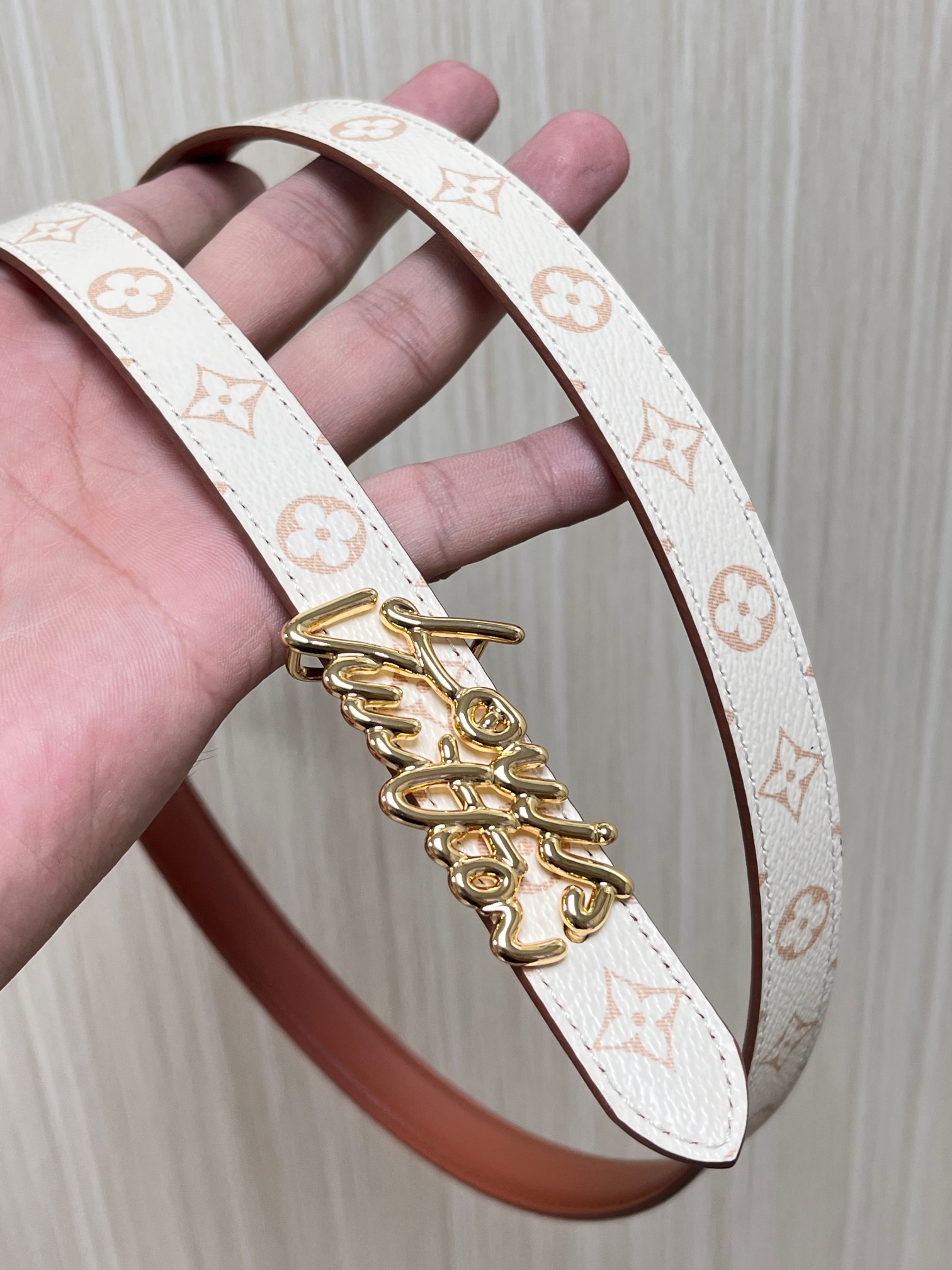 本款DauPhine 双面腰带为华美牛皮革融入耀目搭扣，巧妙呼应DauPhine 手袋的经典锁扣，翻转即