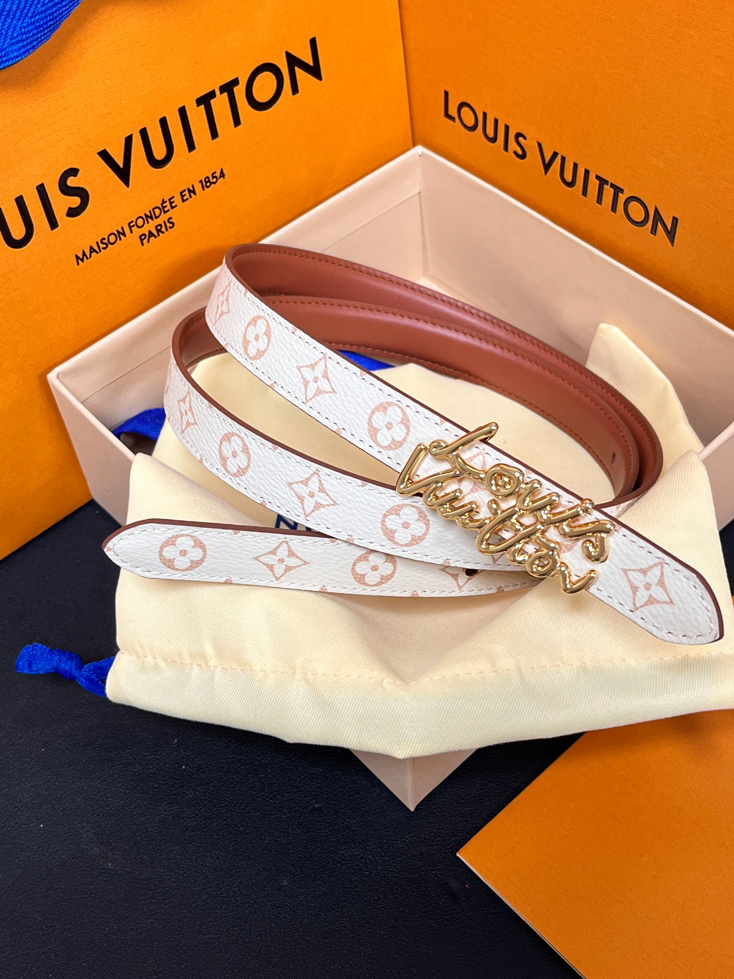 NO:882809,The original Dauphine double-sided belt is made of luxurious cow leather with a dazzling buckle, which cleverly echoes the classic lock of the Dauphine handbag. When flipped over, it reveals Monogram canvas. The soft curves provide a comfortable fit and can be easily upgraded to various modern styles. 2.0 wide patent leather embossing. Double tips, belt, cowhide19860909原单本款Dauphine 双面腰带为华美牛皮革融入耀目搭扣,巧妙呼应 Dauphine 手袋的经典锁扣,翻转即现Monogram帆布.柔婉曲线实 现舒适贴合,可轻松升级各式摩登造型.2.0宽漆皮压花.双尖,皮带,cowhide,Belt