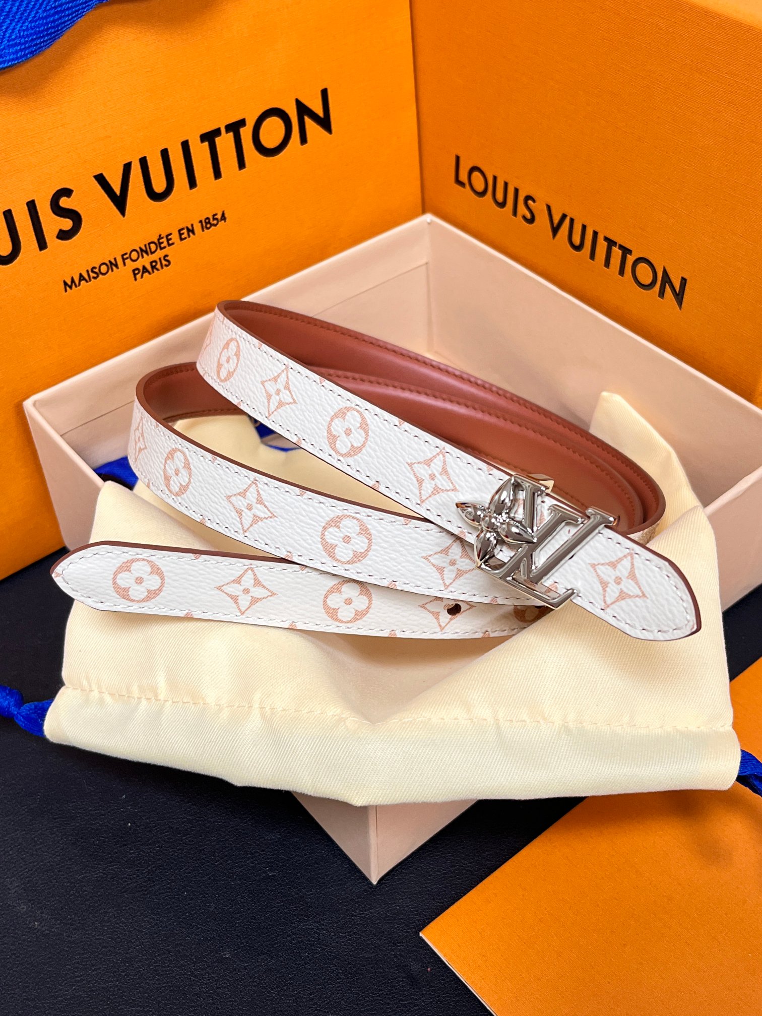 NO:882815,The original Dauphine double-sided belt is made of luxurious cow leather with a dazzling buckle, cleverly echoing the classic lock of the Dauphine handbag, and turns over to reveal Monogram canvas. The soft curves achieve a comfortable fit and can be easily upgraded to various modern styles. 2.0 wide khaki calfskin. Double tips, belt, cowhide19860909原单本款Dauphine 双面腰带为华美牛皮革融入耀目搭扣,巧妙呼应 Dauphine 手袋的经典锁扣,翻转即现Monogram帆布.柔婉曲线实 现舒适贴合,可轻松升级各式摩登造型.2.0宽土黄小牛皮.双尖,皮带,cowhide,Belt
