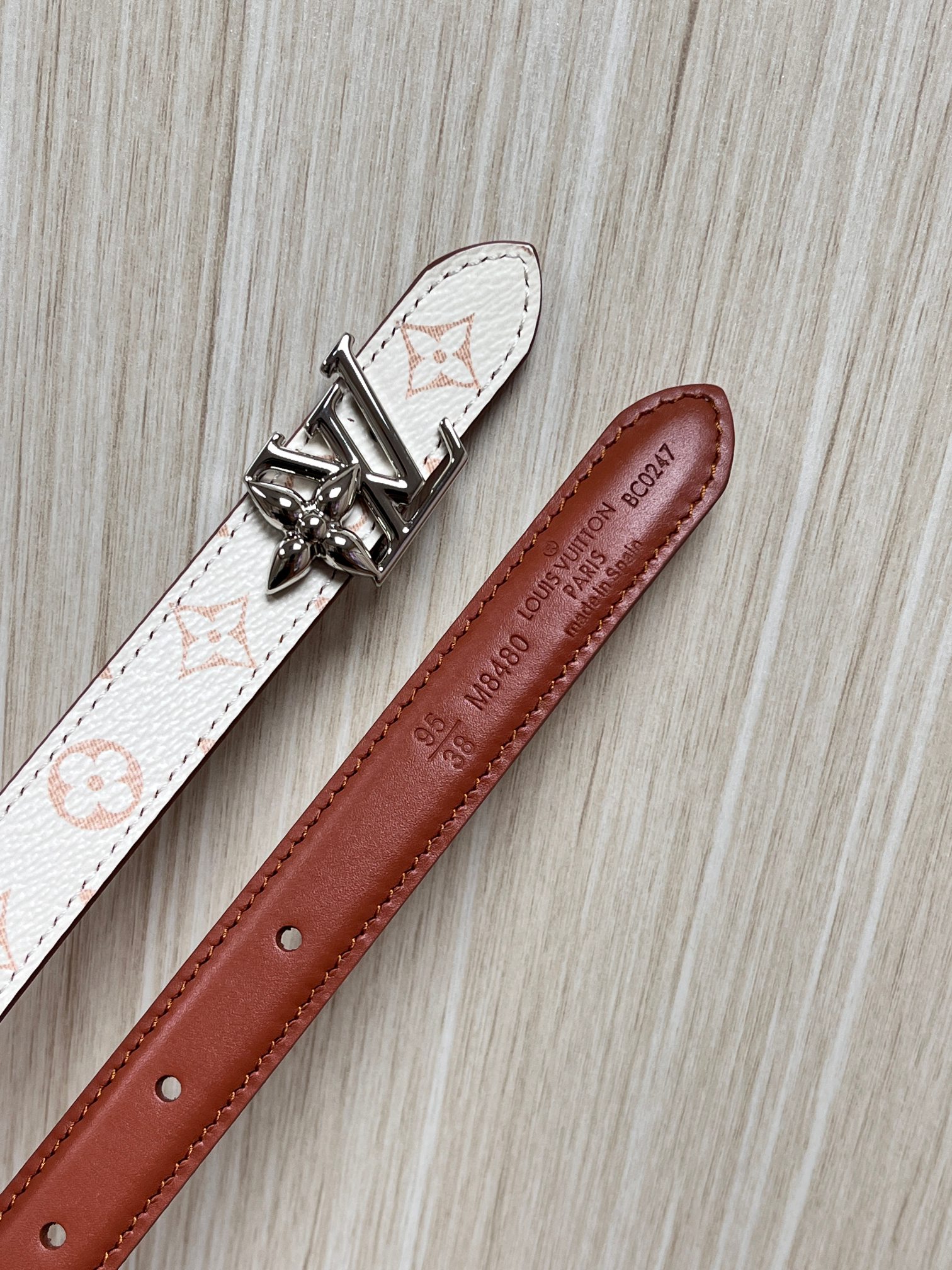 本款DauPhine 双面腰带为华美牛皮革融入耀目搭扣，巧妙呼应DauPhine 手袋的经典锁扣，翻转即
