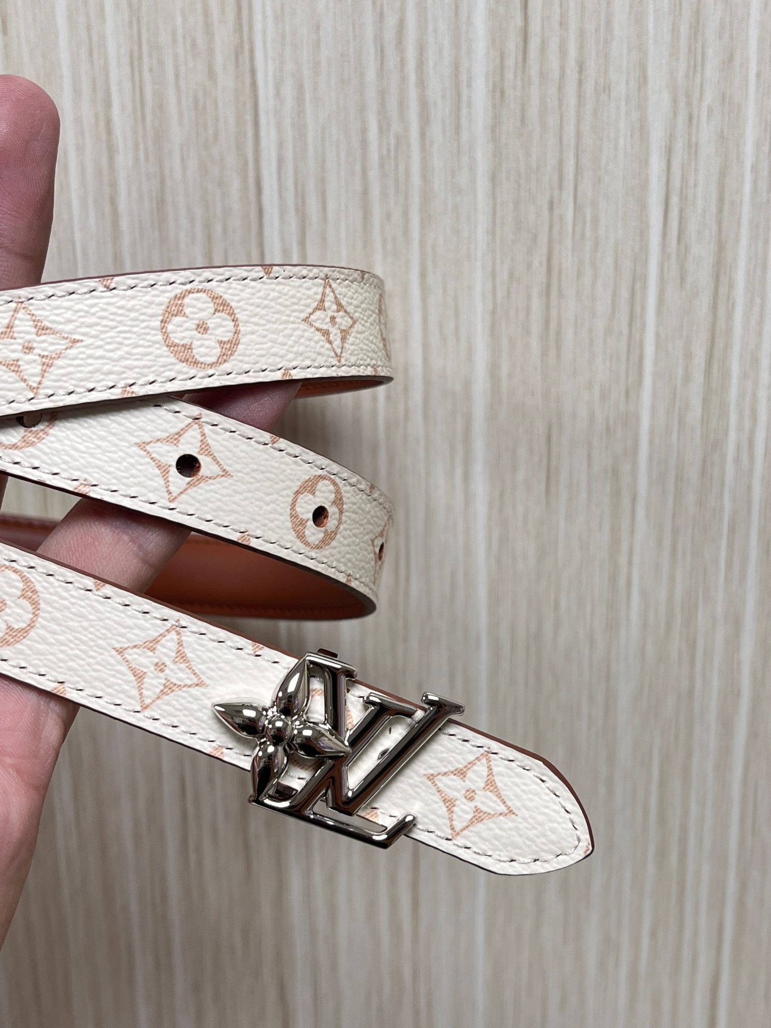 本款DauPhine 双面腰带为华美牛皮革融入耀目搭扣，巧妙呼应DauPhine 手袋的经典锁扣，翻转即