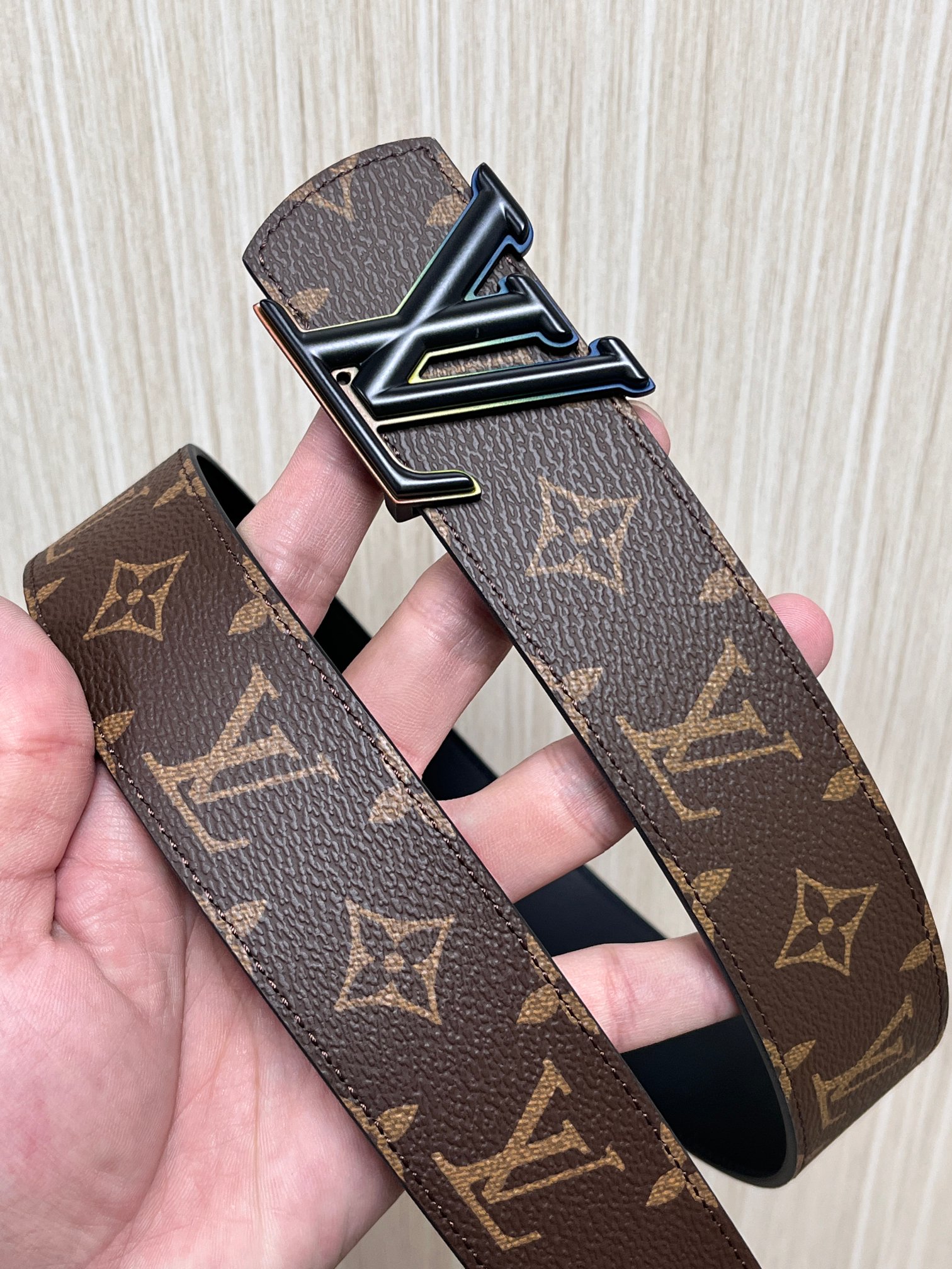 当季新款（型号M884）一面是经典Monogram老花帆布，另一面是黑色牛皮，可根据穿搭场景切换风格，实