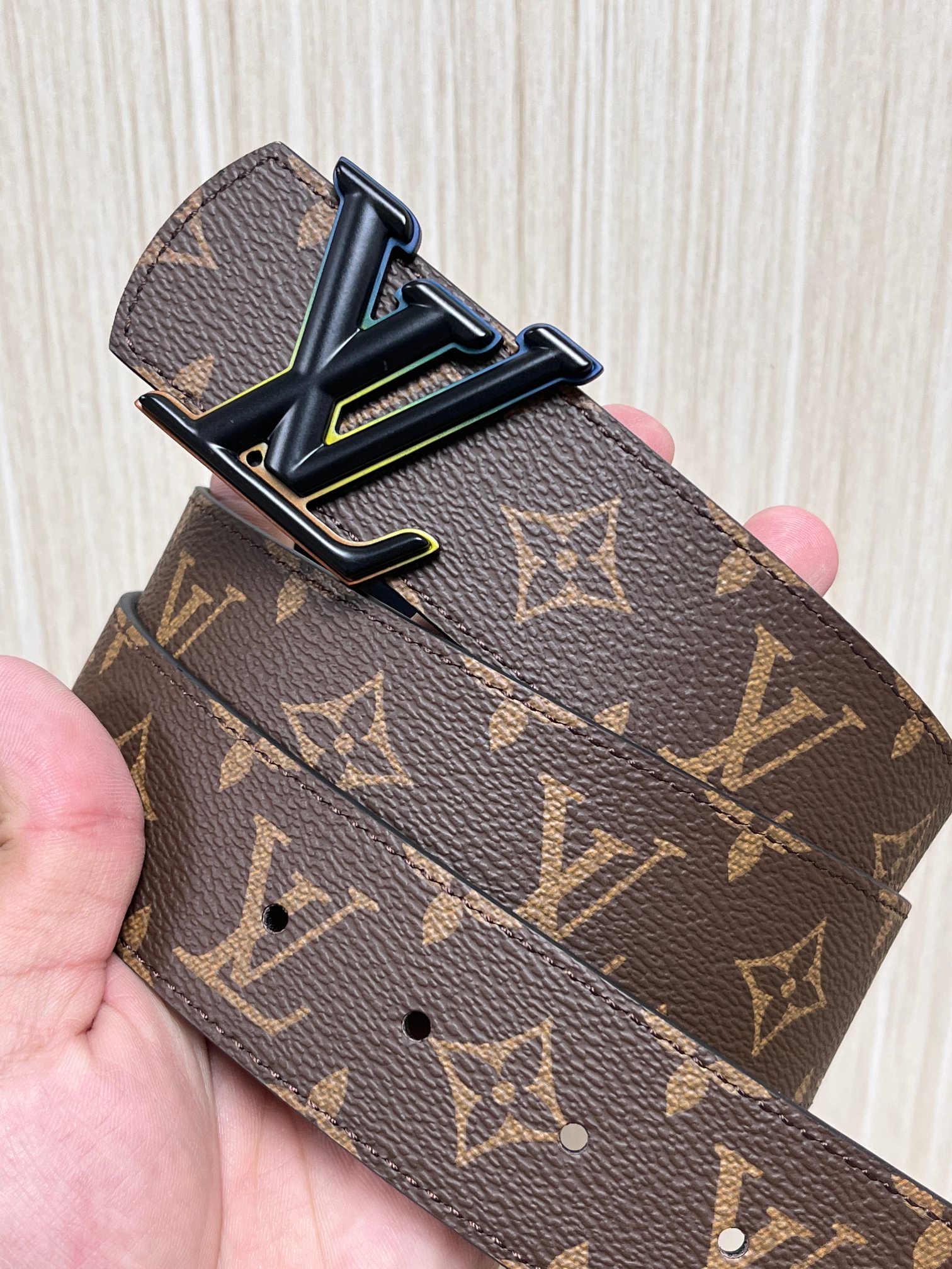 当季新款（型号M884）一面是经典Monogram老花帆布，另一面是黑色牛皮，可根据穿搭场景切换风格，实