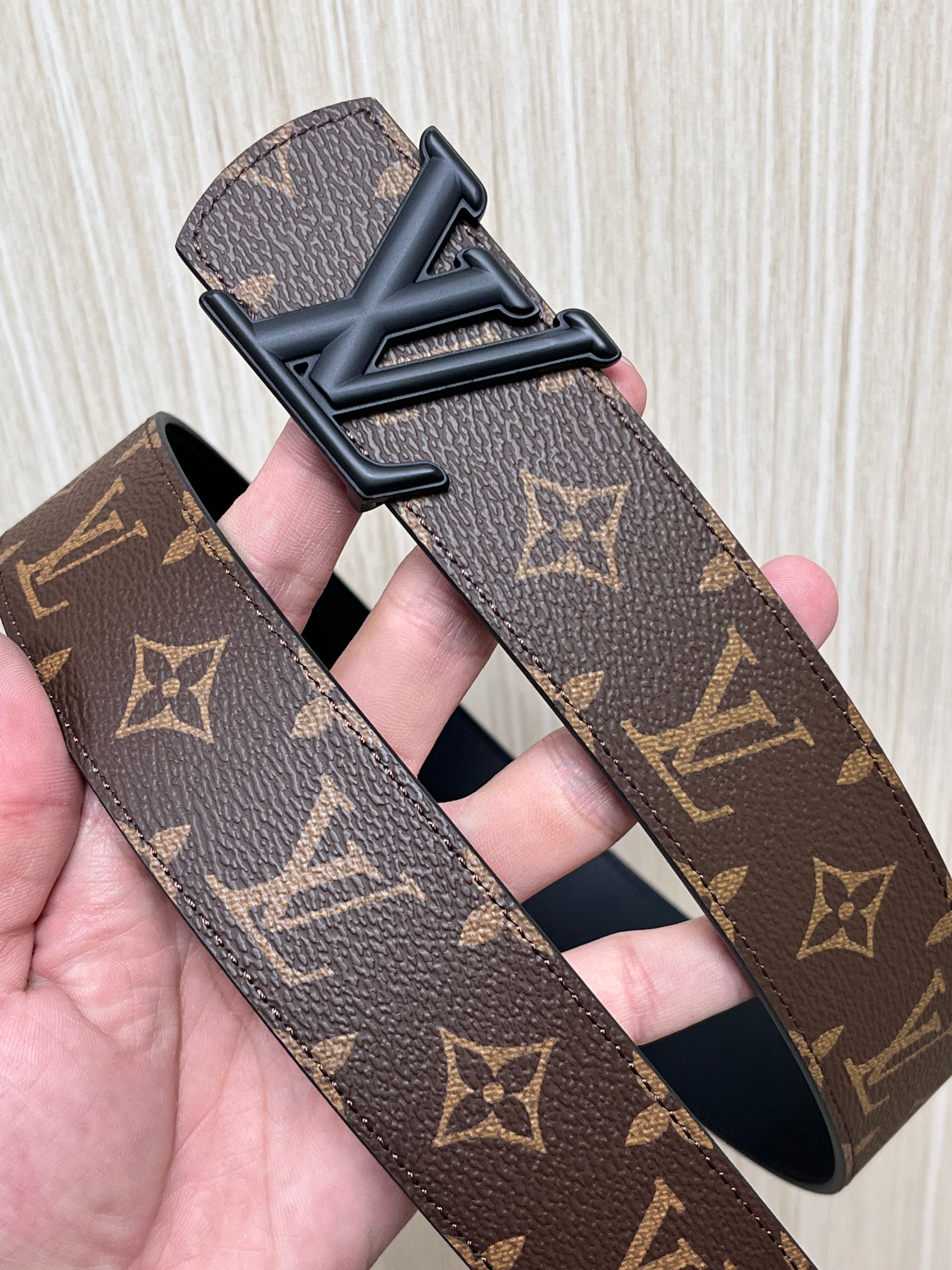 当季新款（型号M884）一面是经典Monogram老花帆布，另一面是黑色牛皮，可根据穿搭场景切换风格，实