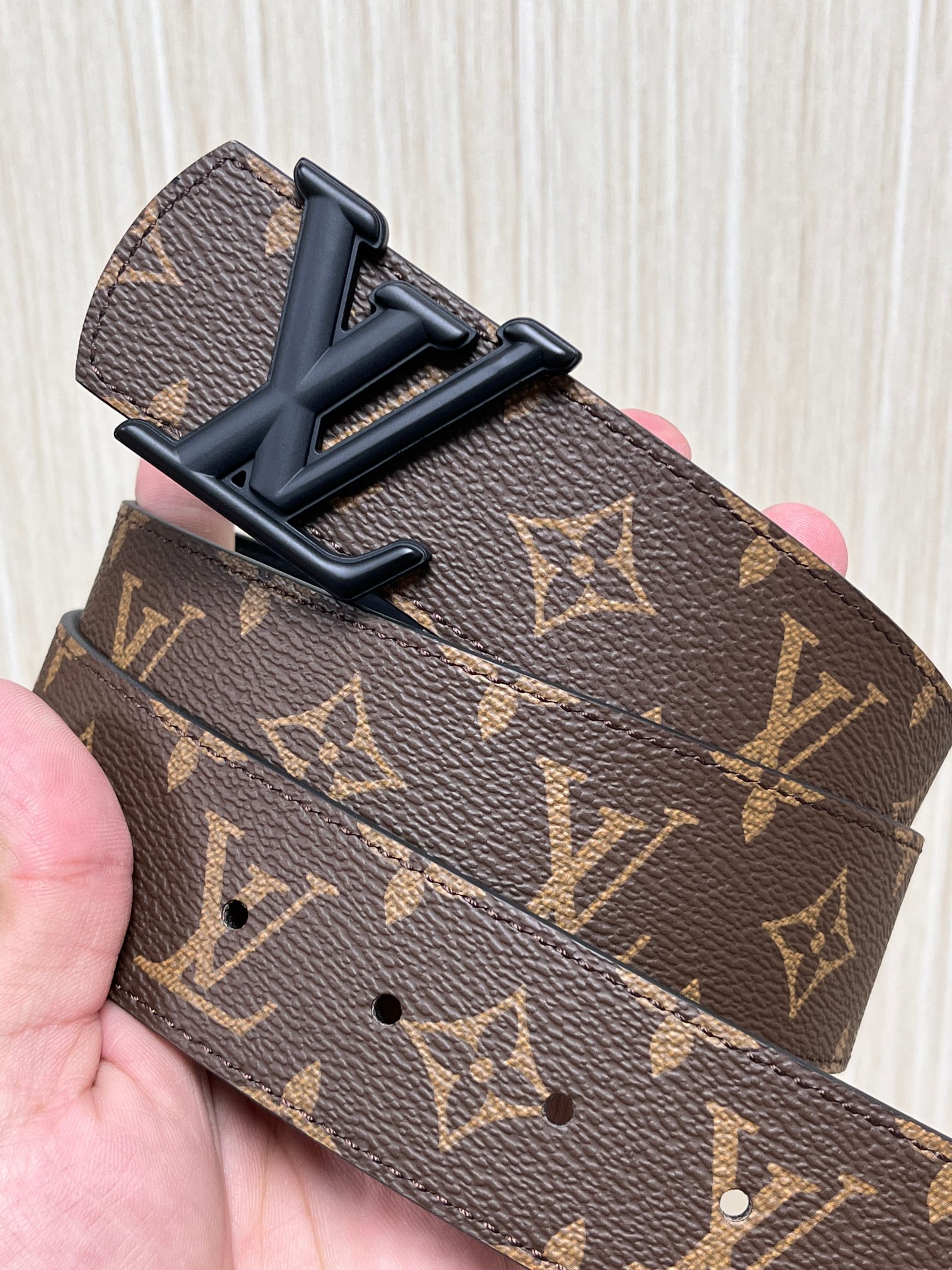 当季新款（型号M884）一面是经典Monogram老花帆布，另一面是黑色牛皮，可根据穿搭场景切换风格，实