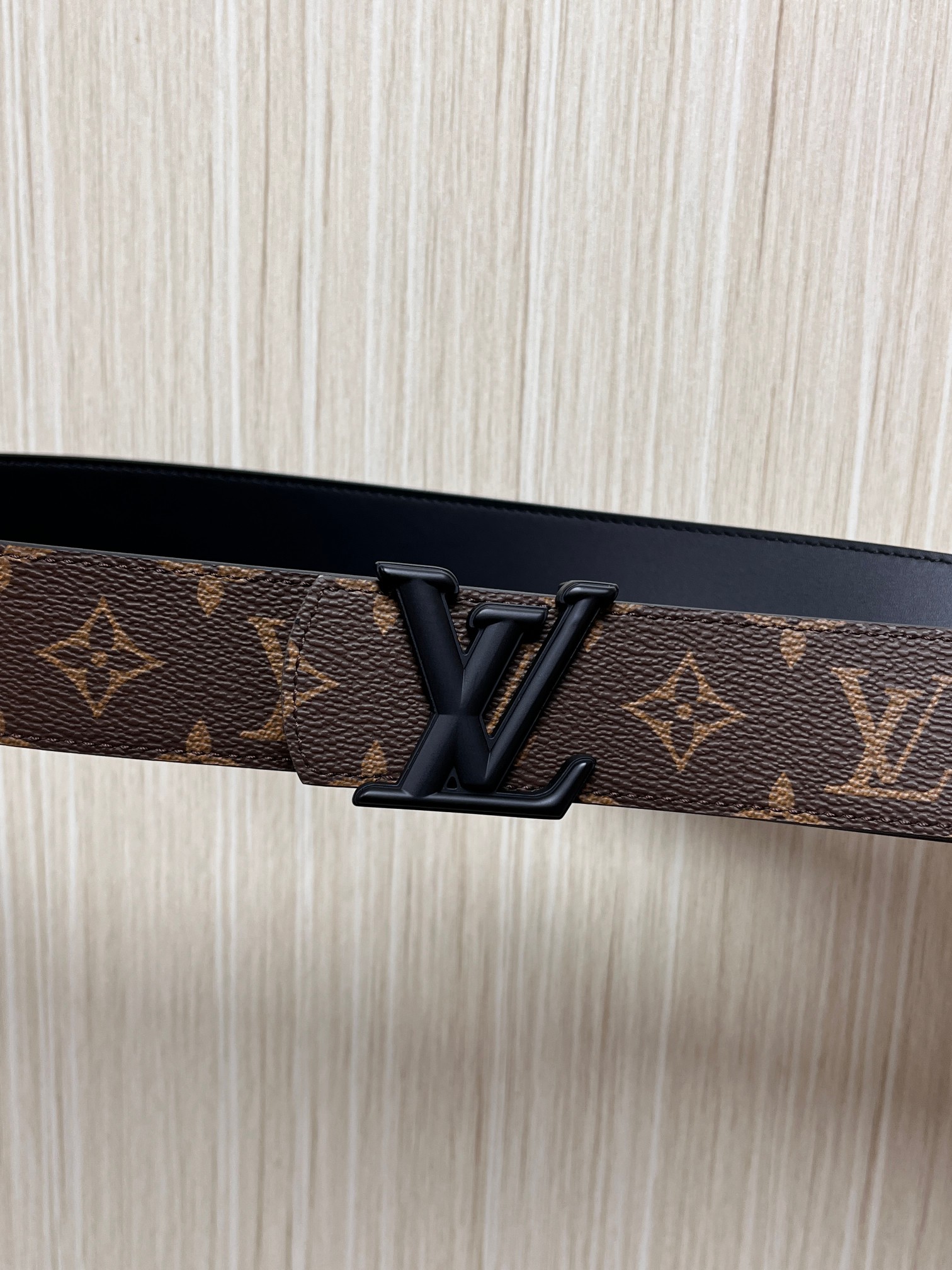 当季新款（型号M884）一面是经典Monogram老花帆布，另一面是黑色牛皮，可根据穿搭场景切换风格，实
