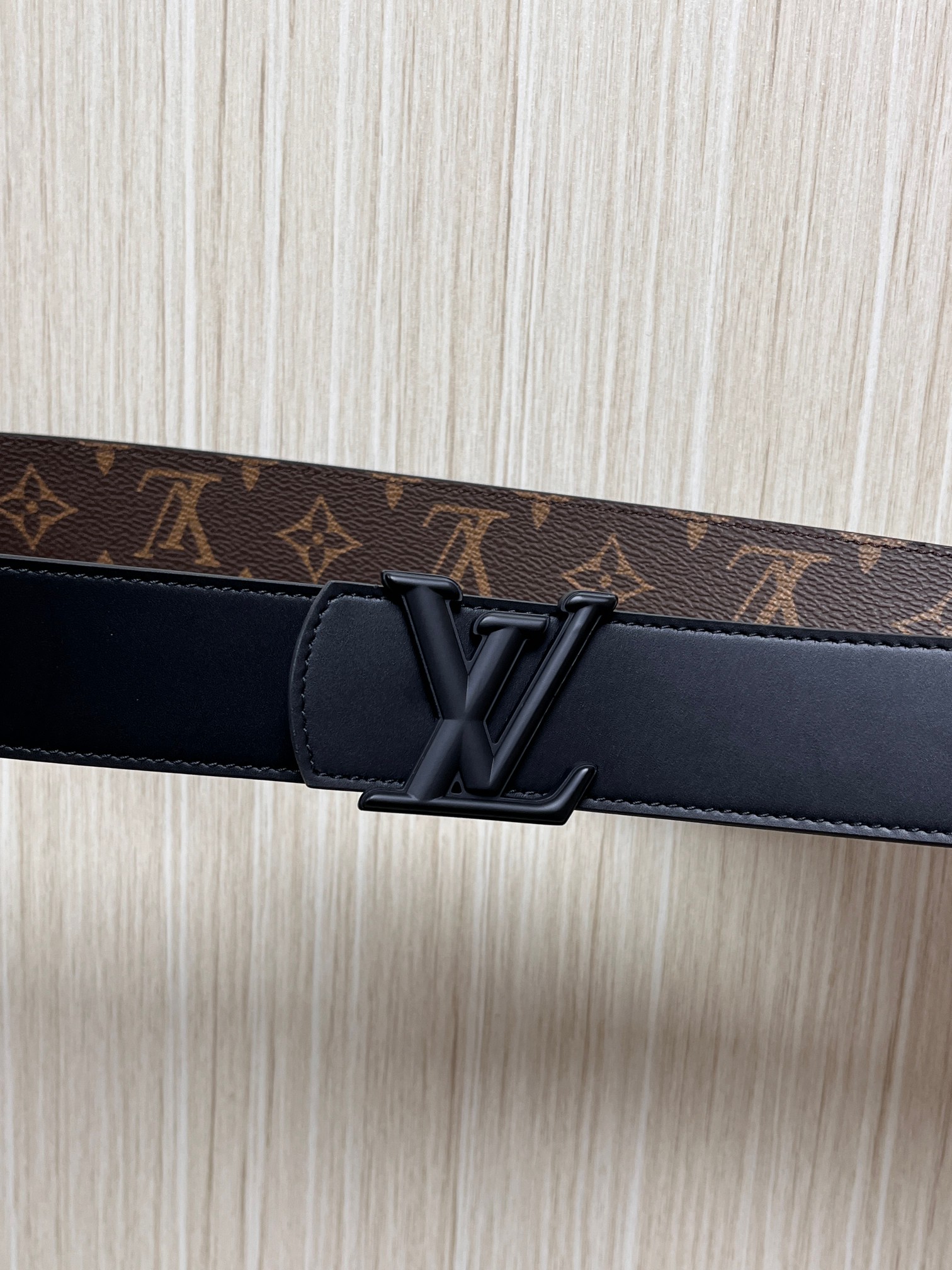 当季新款（型号M884）一面是经典Monogram老花帆布，另一面是黑色牛皮，可根据穿搭场景切换风格，实