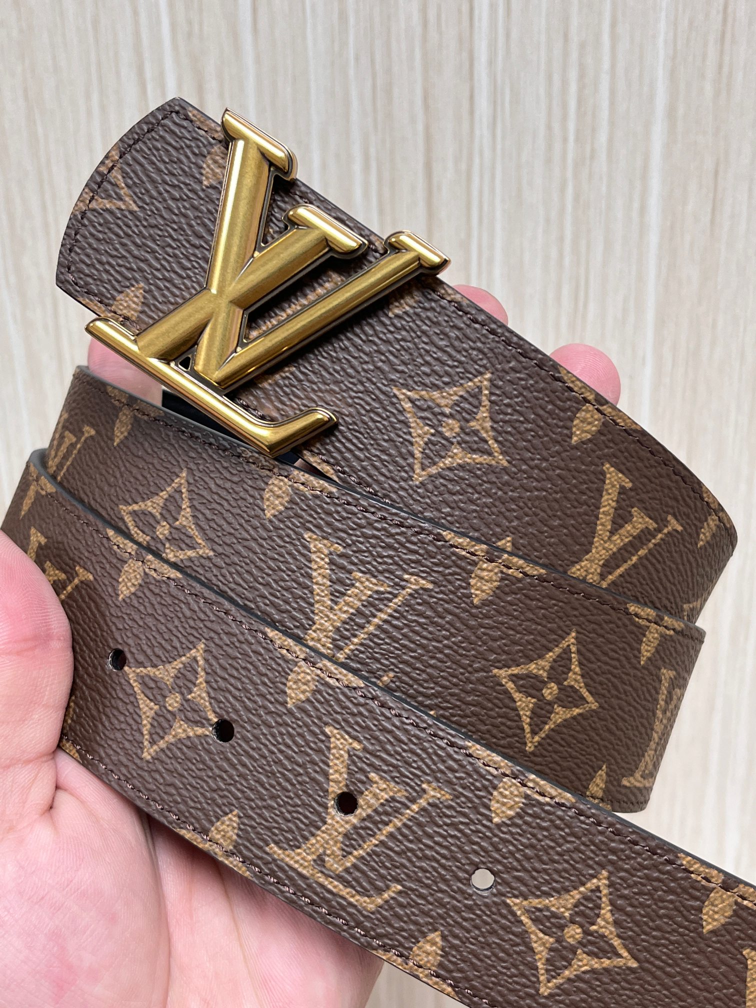 当季新款（型号M884）一面是经典Monogram老花帆布，另一面是黑色牛皮，可根据穿搭场景切换风格，实