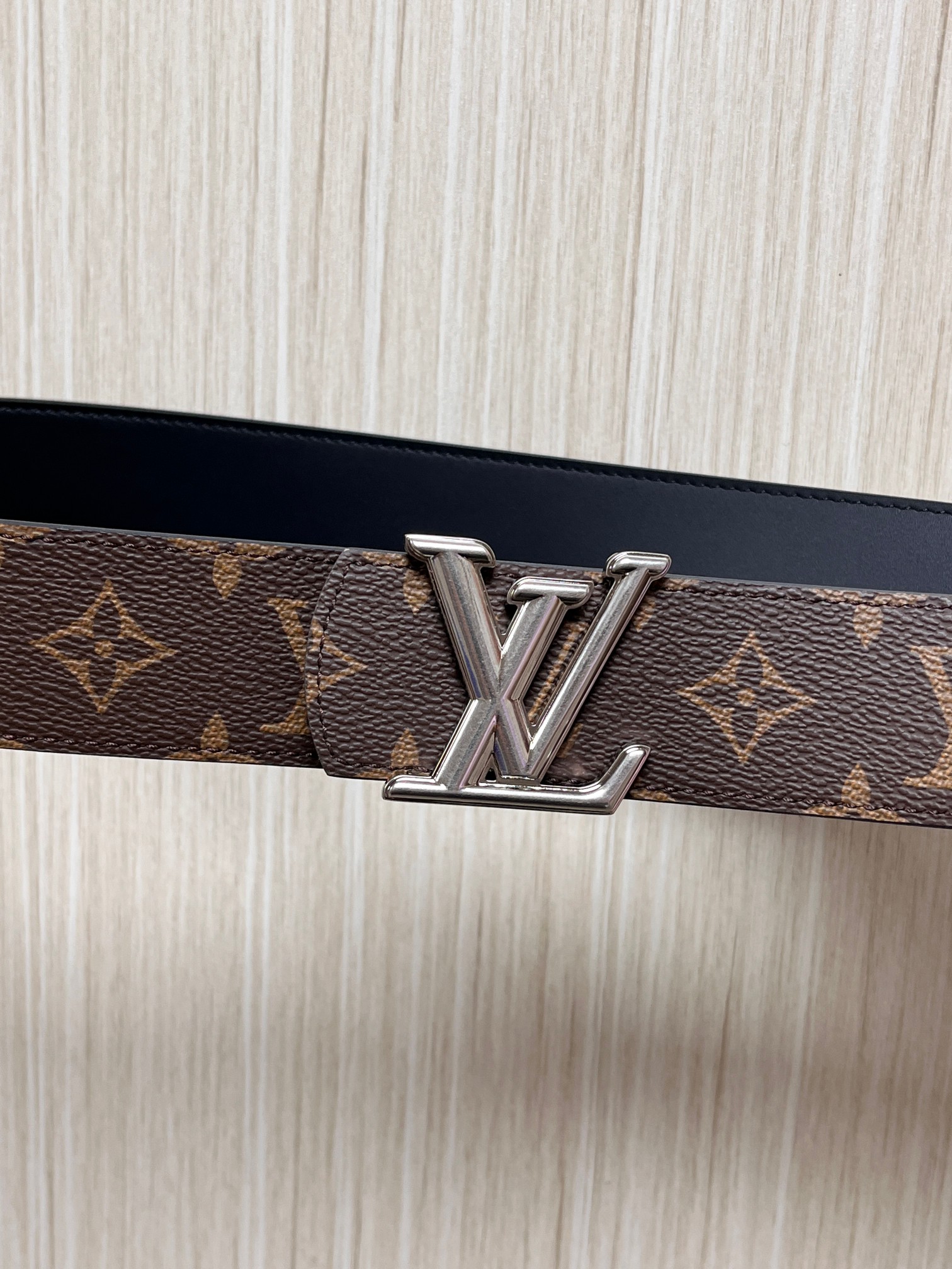 当季新款（型号M884）一面是经典Monogram老花帆布，另一面是黑色牛皮，可根据穿搭场景切换风格，实