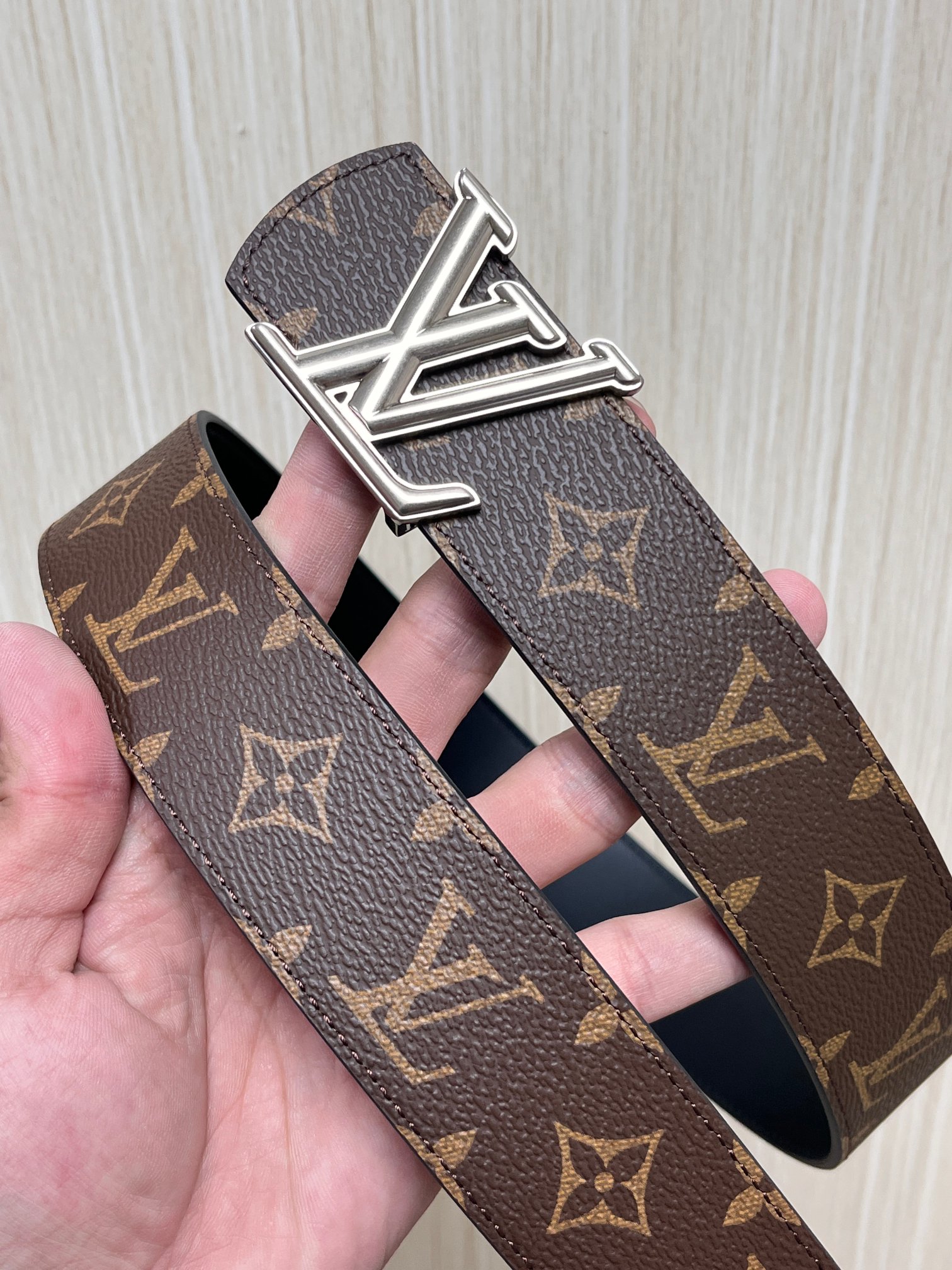 当季新款（型号M884）一面是经典Monogram老花帆布，另一面是黑色牛皮，可根据穿搭场景切换风格，实
