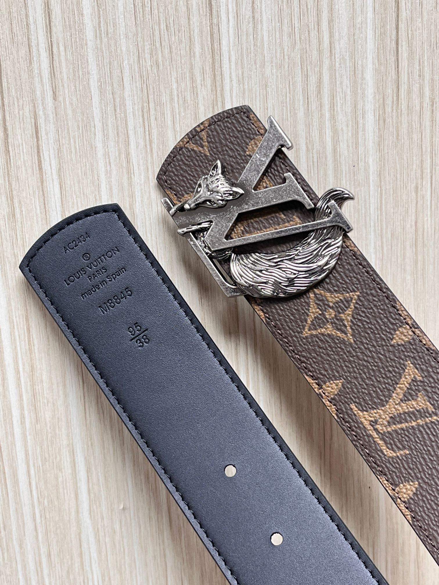 当季新款（型号M884）一面是经典Monogram老花帆布，另一面是黑色牛皮，可根据穿搭场景切换风格，实