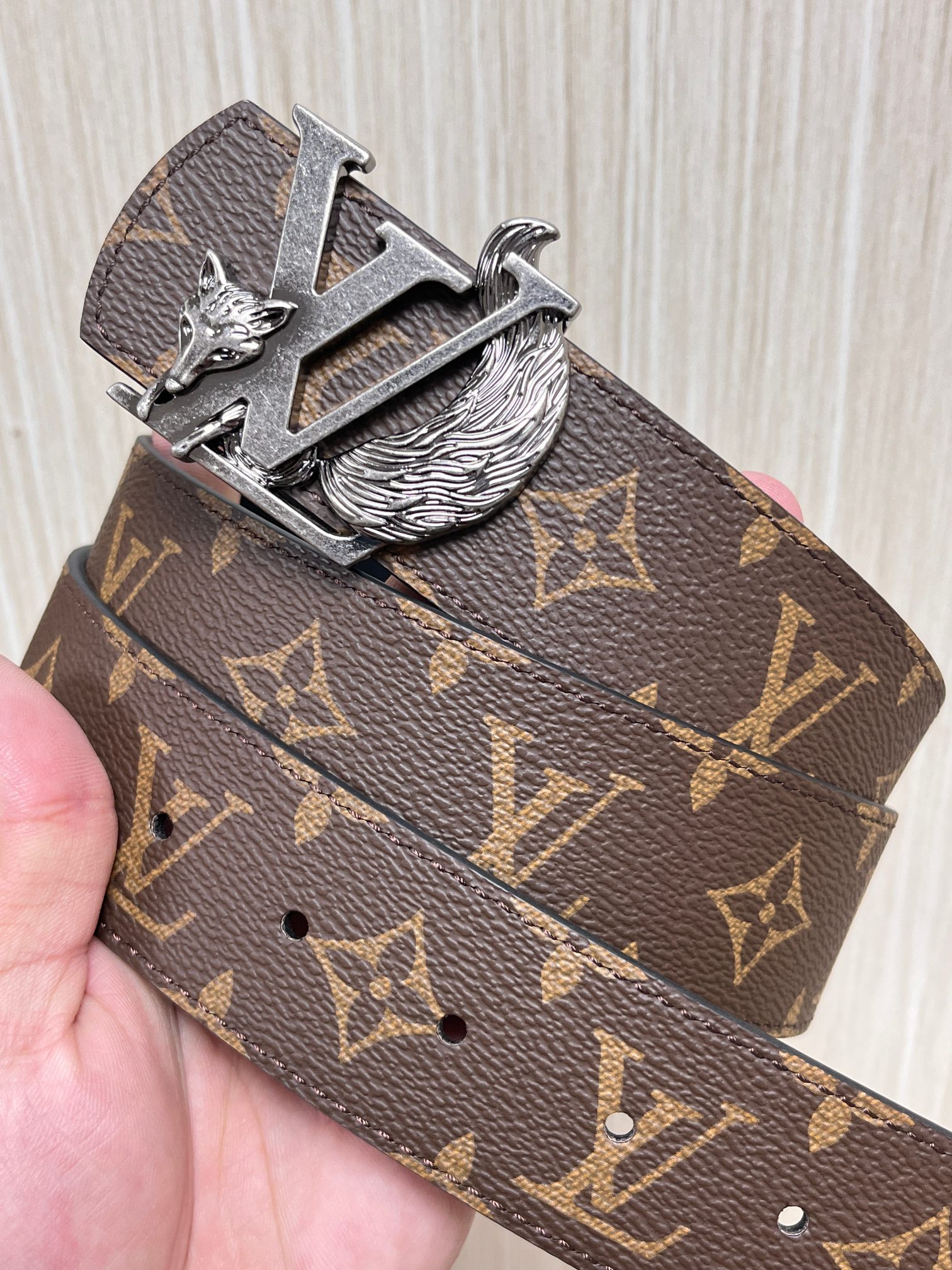 当季新款（型号M884）一面是经典Monogram老花帆布，另一面是黑色牛皮，可根据穿搭场景切换风格，实