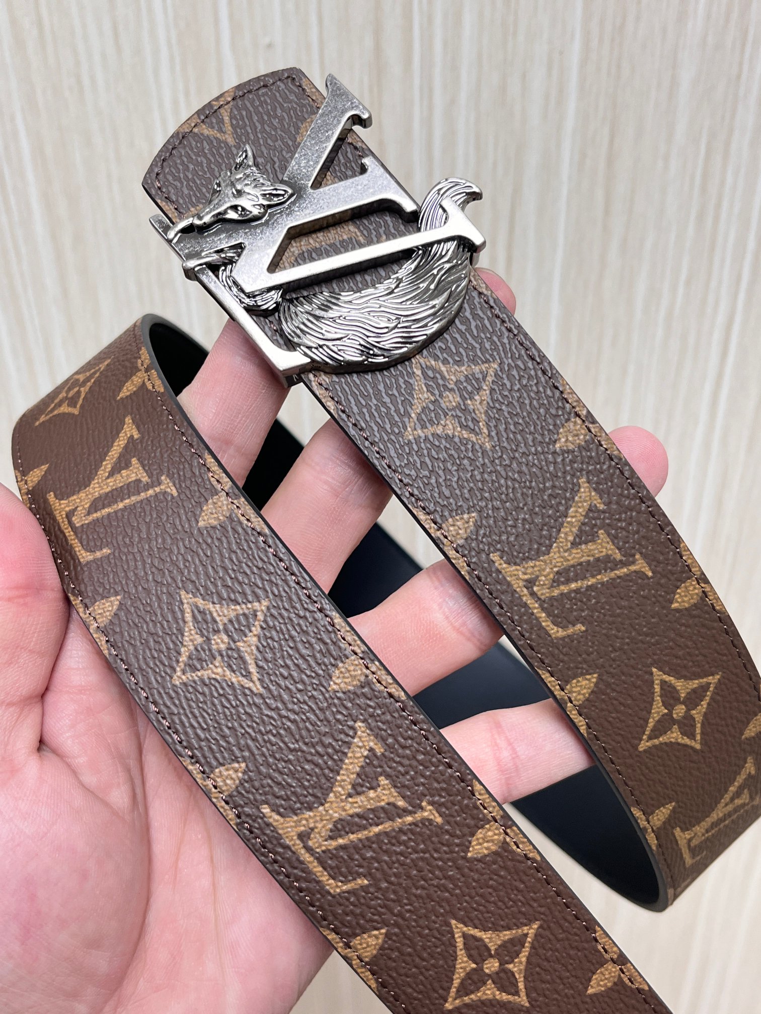当季新款（型号M884）一面是经典Monogram老花帆布，另一面是黑色牛皮，可根据穿搭场景切换风格，实