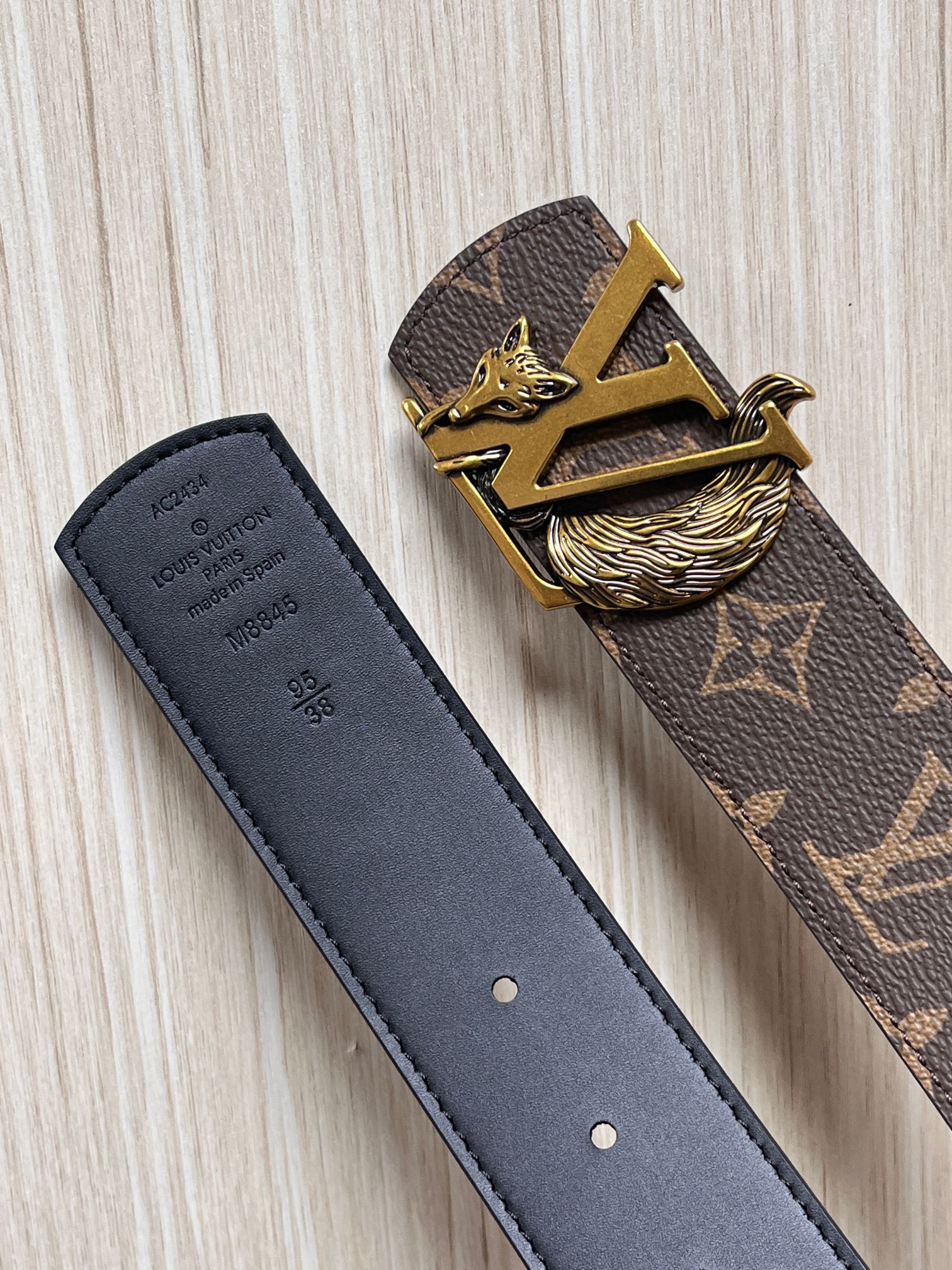 当季新款（型号M884）一面是经典Monogram老花帆布，另一面是黑色牛皮，可根据穿搭场景切换风格，实
