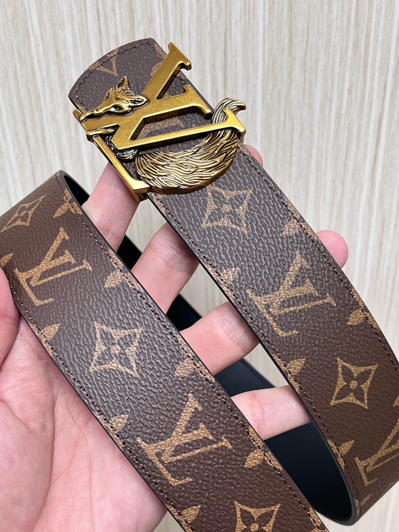 当季新款（型号M884）一面是经典Monogram老花帆布，另一面是黑色牛皮，可根据穿搭场景切换风格，实