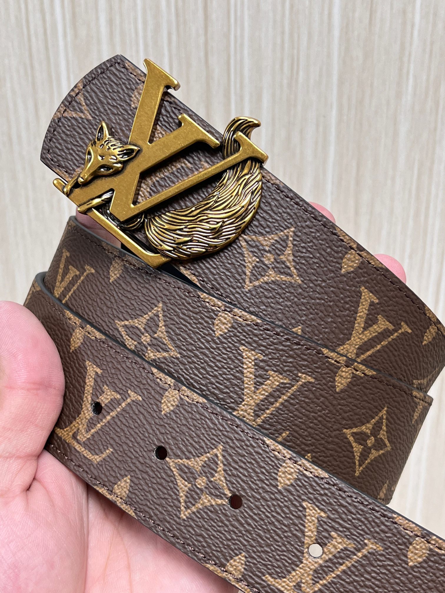 当季新款（型号M884）一面是经典Monogram老花帆布，另一面是黑色牛皮，可根据穿搭场景切换风格，实