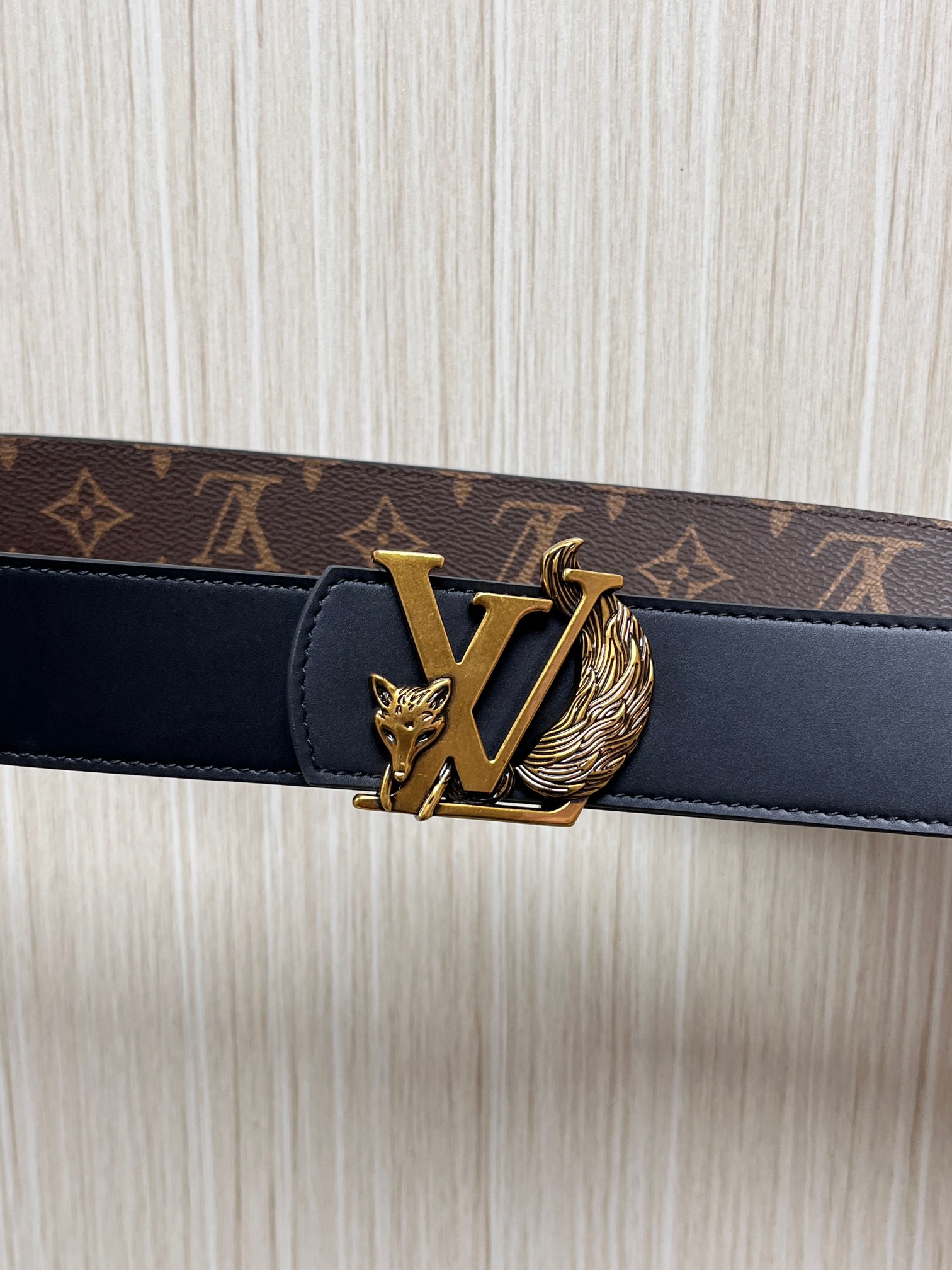 当季新款（型号M884）一面是经典Monogram老花帆布，另一面是黑色牛皮，可根据穿搭场景切换风格，实