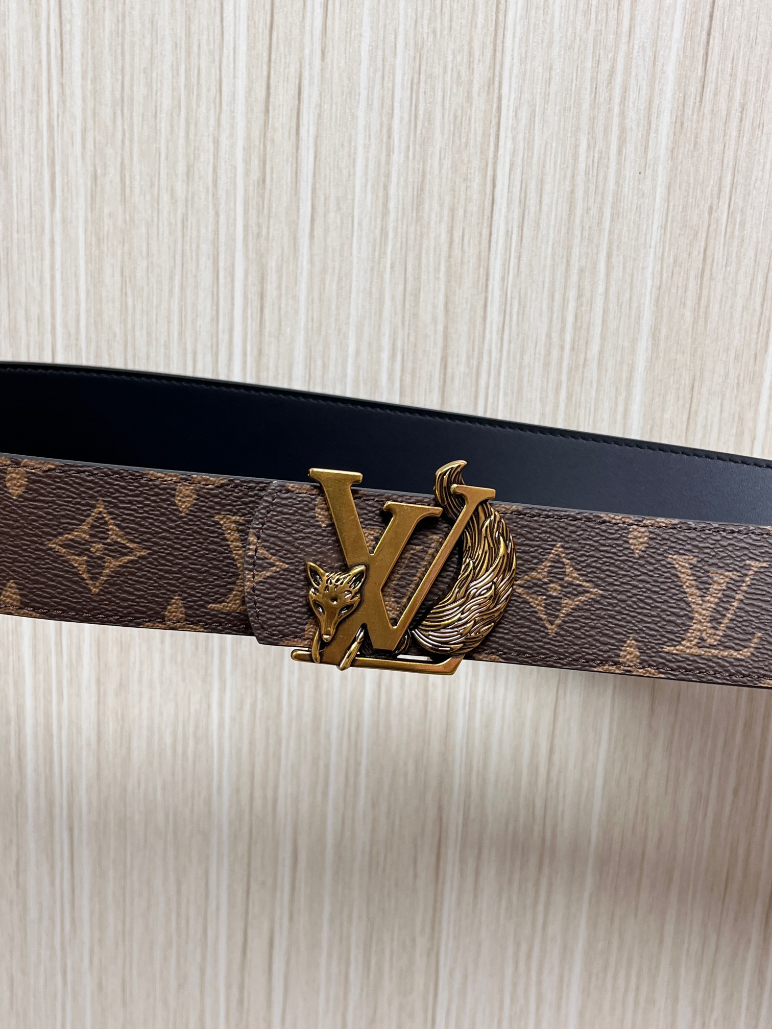 当季新款（型号M884）一面是经典Monogram老花帆布，另一面是黑色牛皮，可根据穿搭场景切换风格，实