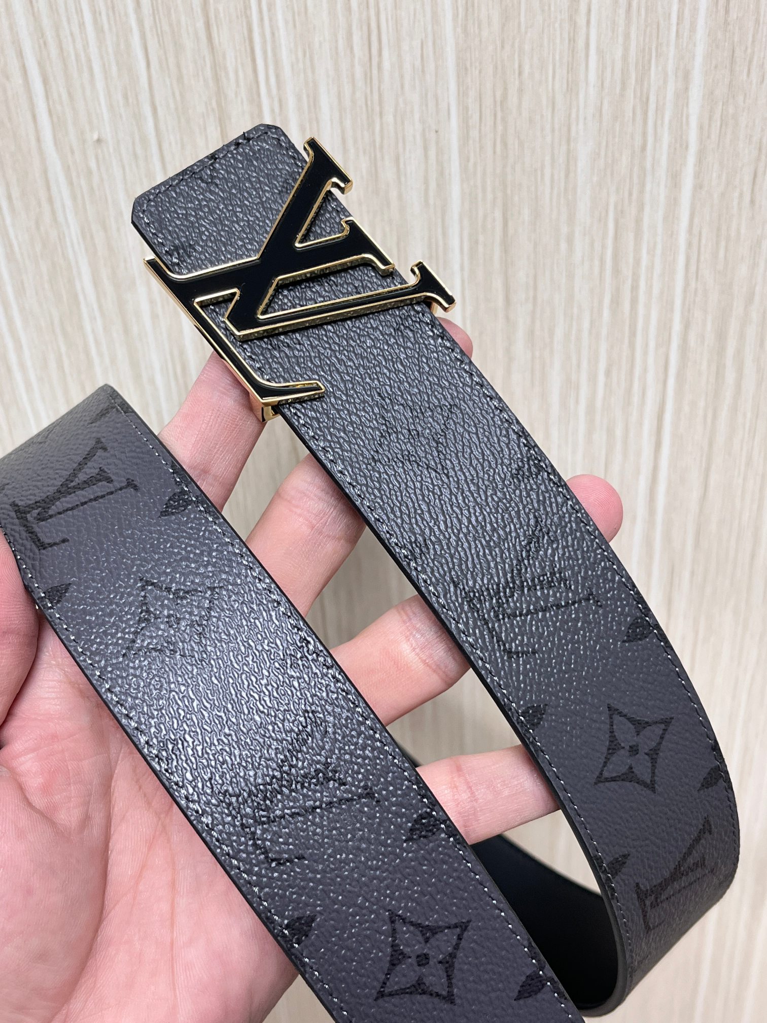 当季新款一面是经典Monogram老灰帆布，另一面是黑色牛皮，可根据穿搭场景切换风格，实用性拉满。材质：