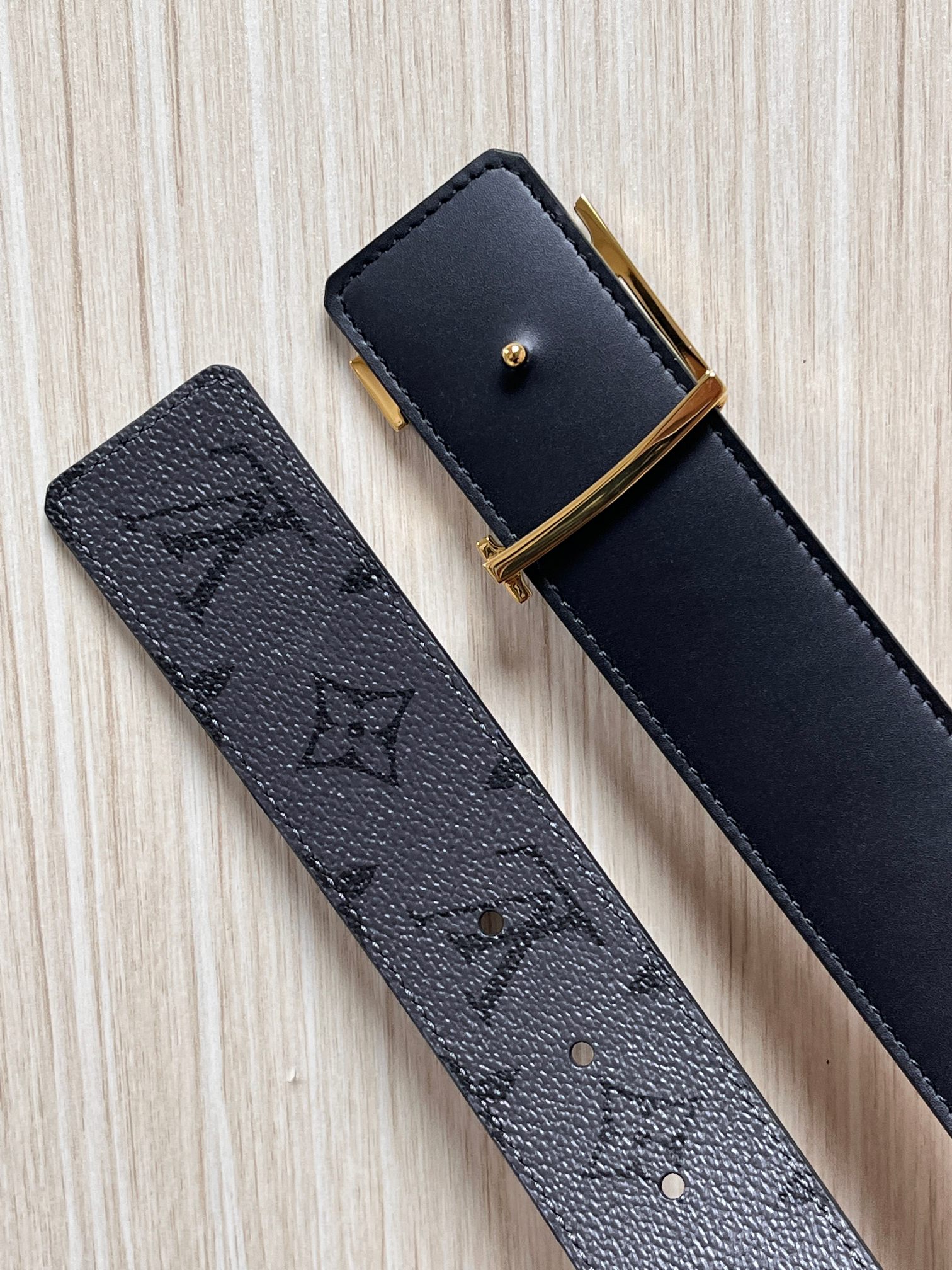 当季新款一面是经典Monogram老灰帆布，另一面是黑色牛皮，可根据穿搭场景切换风格，实用性拉满。材质：