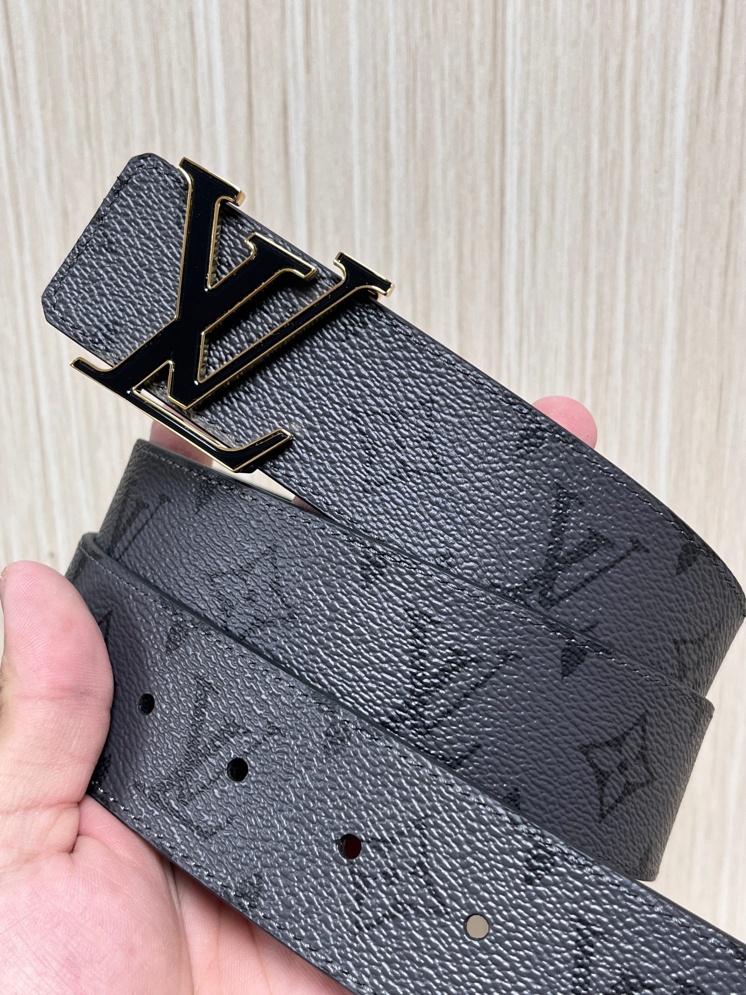 当季新款一面是经典Monogram老灰帆布，另一面是黑色牛皮，可根据穿搭场景切换风格，实用性拉满。材质：