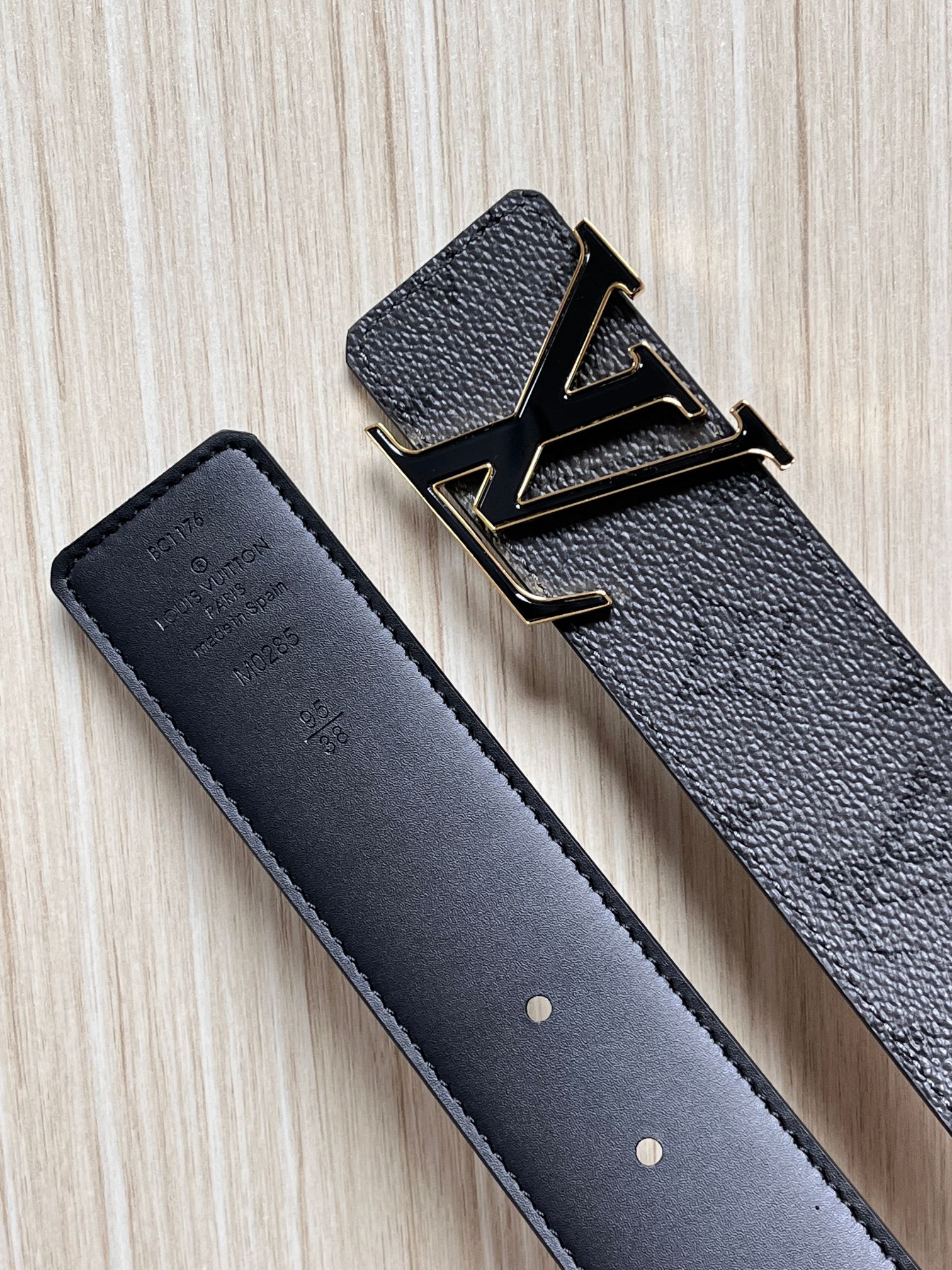 当季新款一面是经典Monogram老灰帆布，另一面是黑色牛皮，可根据穿搭场景切换风格，实用性拉满。材质：