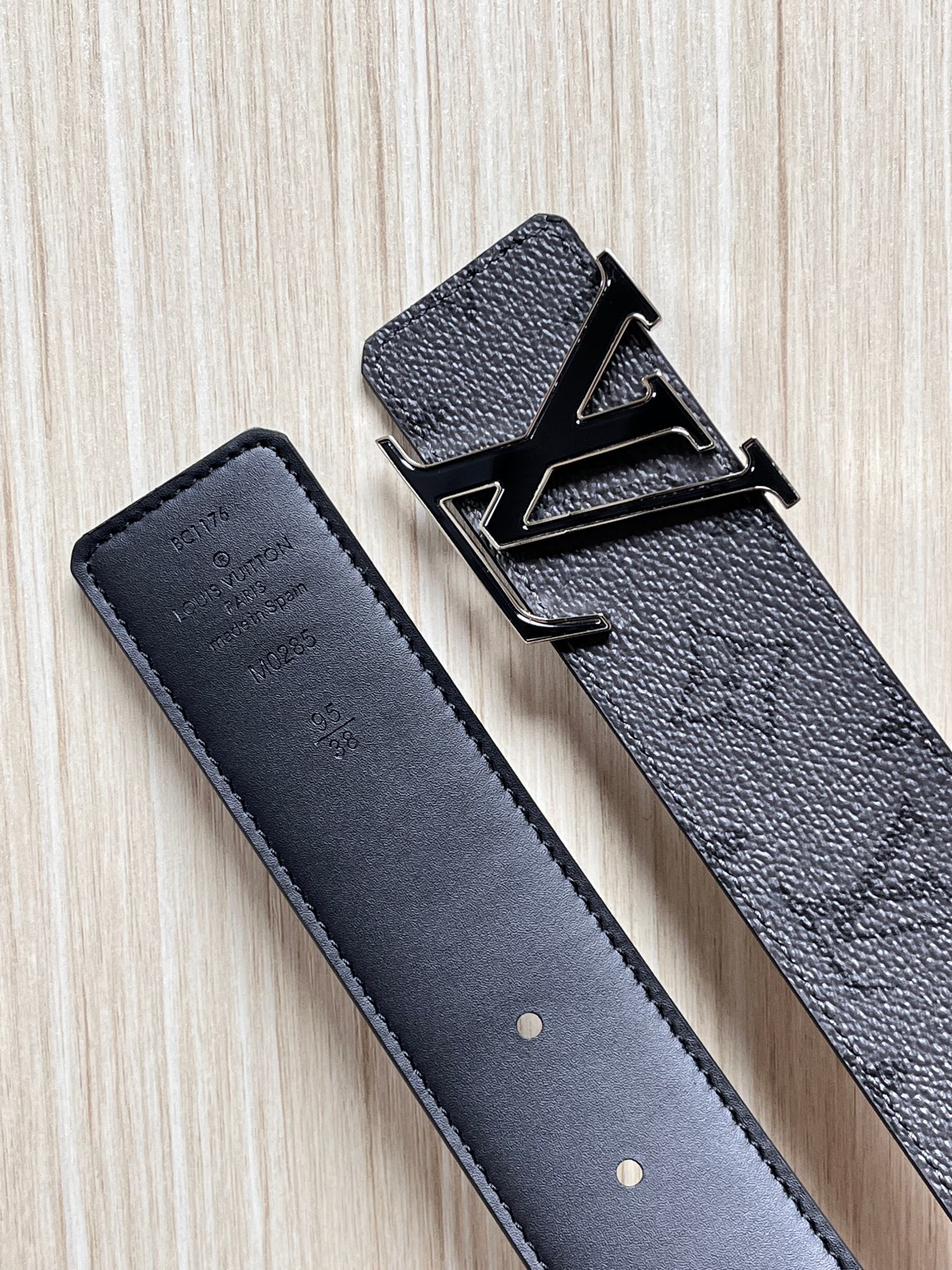当季新款一面是经典Monogram老灰帆布，另一面是黑色牛皮，可根据穿搭场景切换风格，实用性拉满。材质：