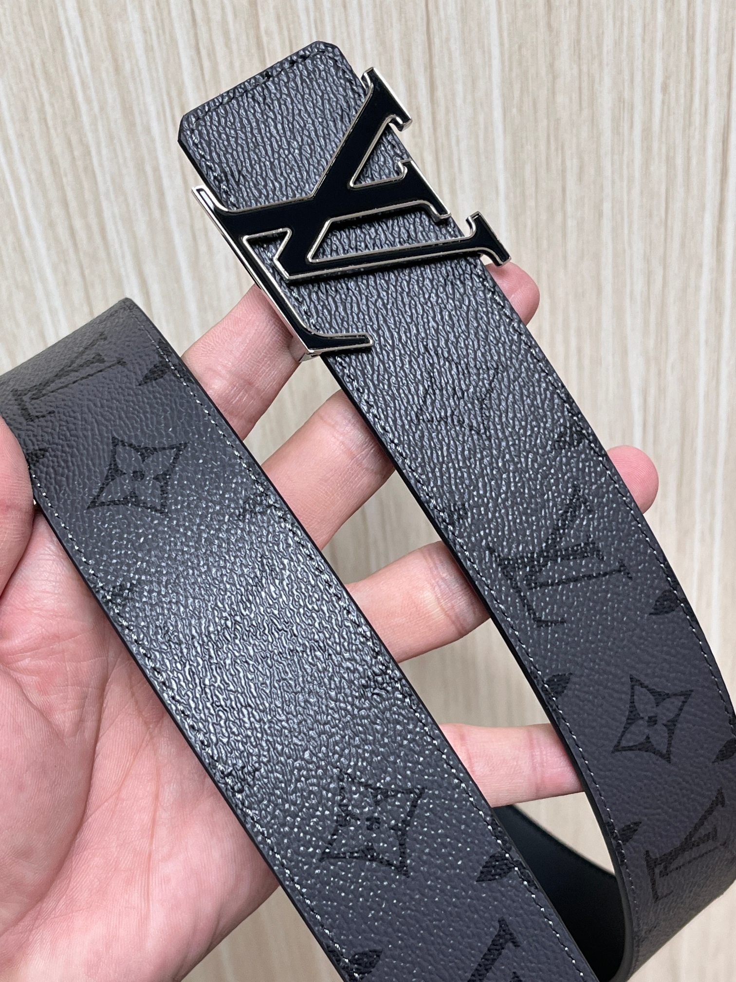 当季新款一面是经典Monogram老灰帆布，另一面是黑色牛皮，可根据穿搭场景切换风格，实用性拉满。材质：