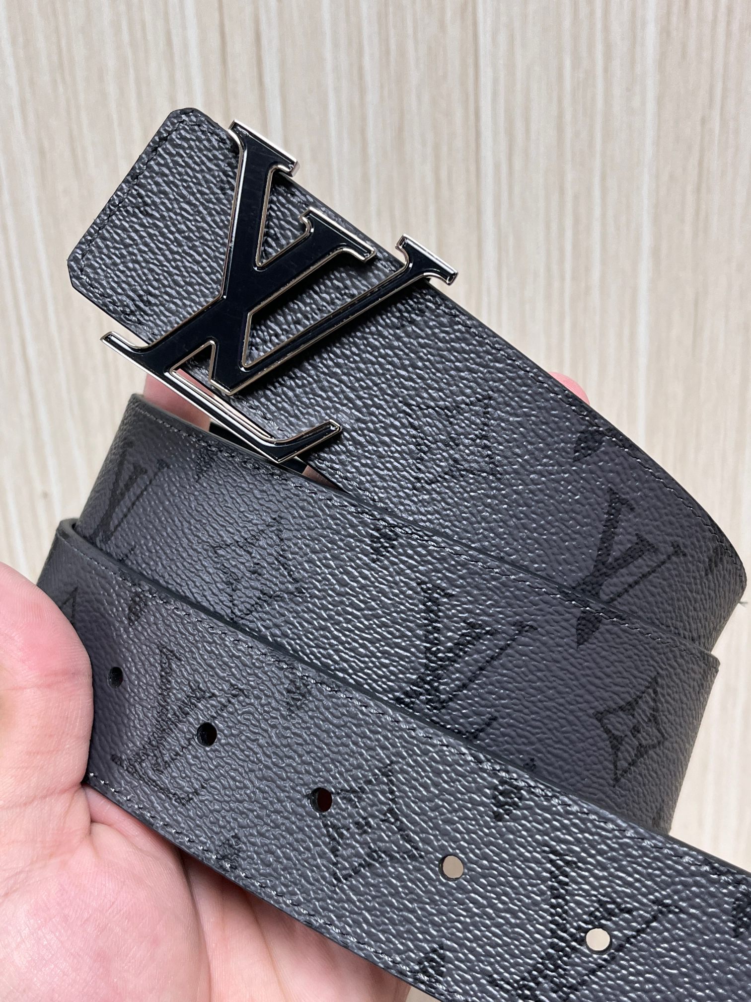 当季新款一面是经典Monogram老灰帆布，另一面是黑色牛皮，可根据穿搭场景切换风格，实用性拉满。材质：