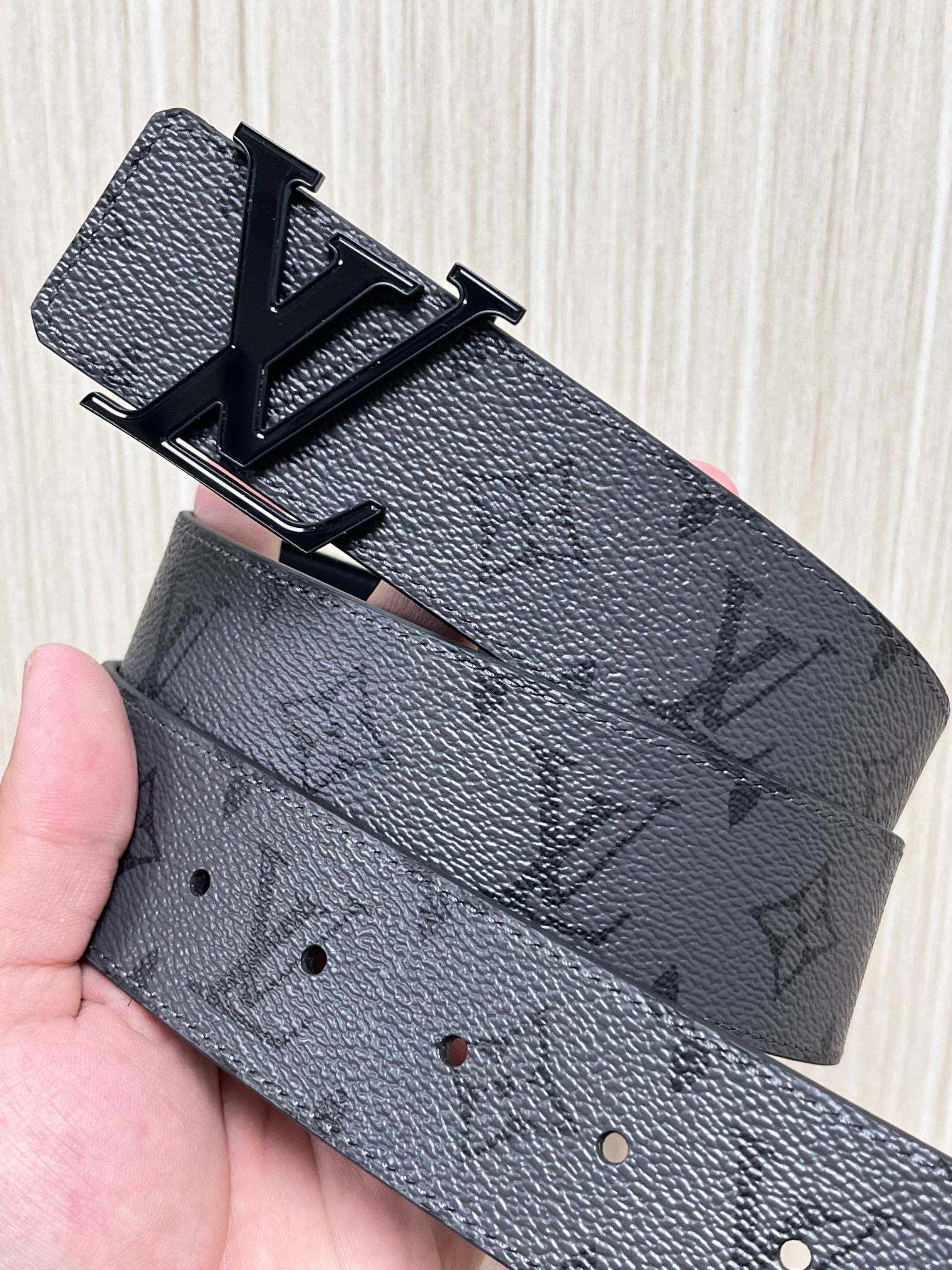 当季新款一面是经典Monogram老灰帆布，另一面是黑色牛皮，可根据穿搭场景切换风格，实用性拉满。材质：