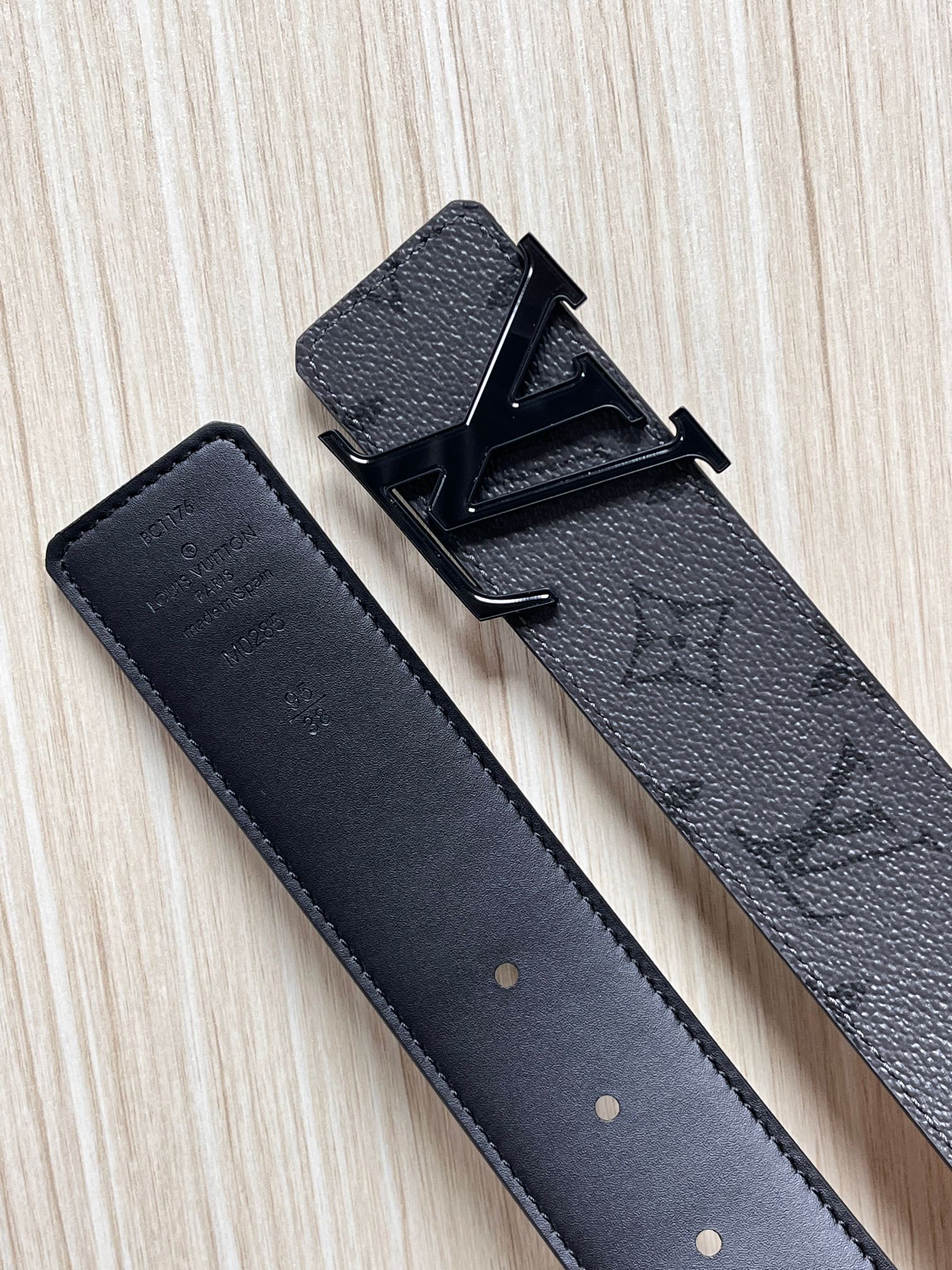 当季新款一面是经典Monogram老灰帆布，另一面是黑色牛皮，可根据穿搭场景切换风格，实用性拉满。材质：