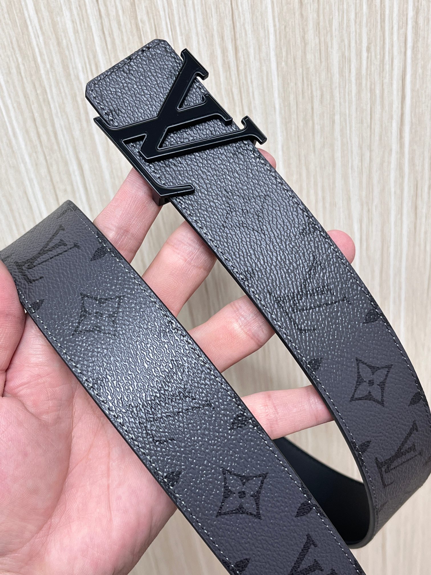 当季新款一面是经典Monogram老灰帆布，另一面是黑色牛皮，可根据穿搭场景切换风格，实用性拉满。材质：
