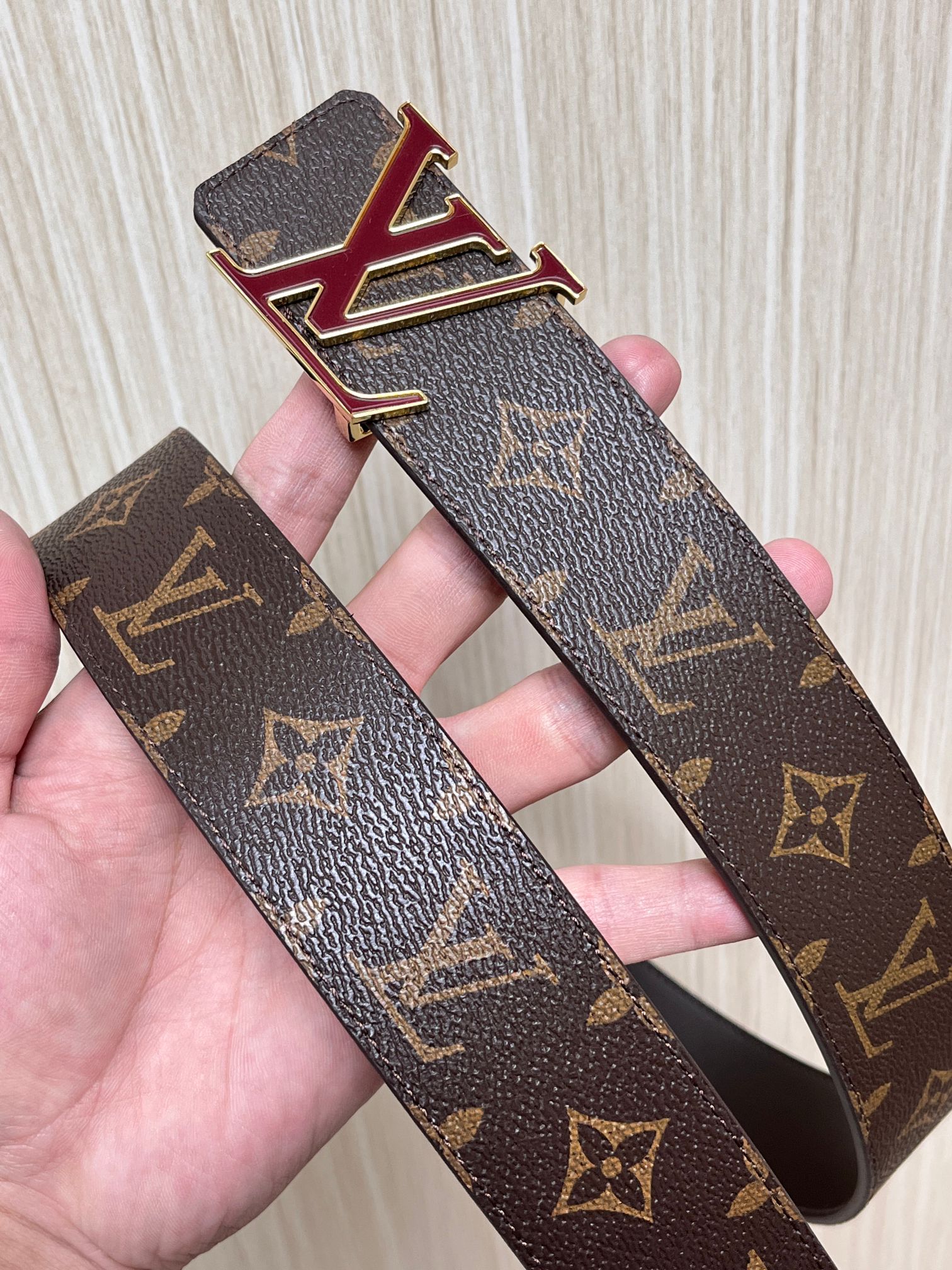 当季新款一面是经典Monogram老花帆布，另一面是黑色牛皮，可根据穿搭场景切换风格，实用性拉满。材质：