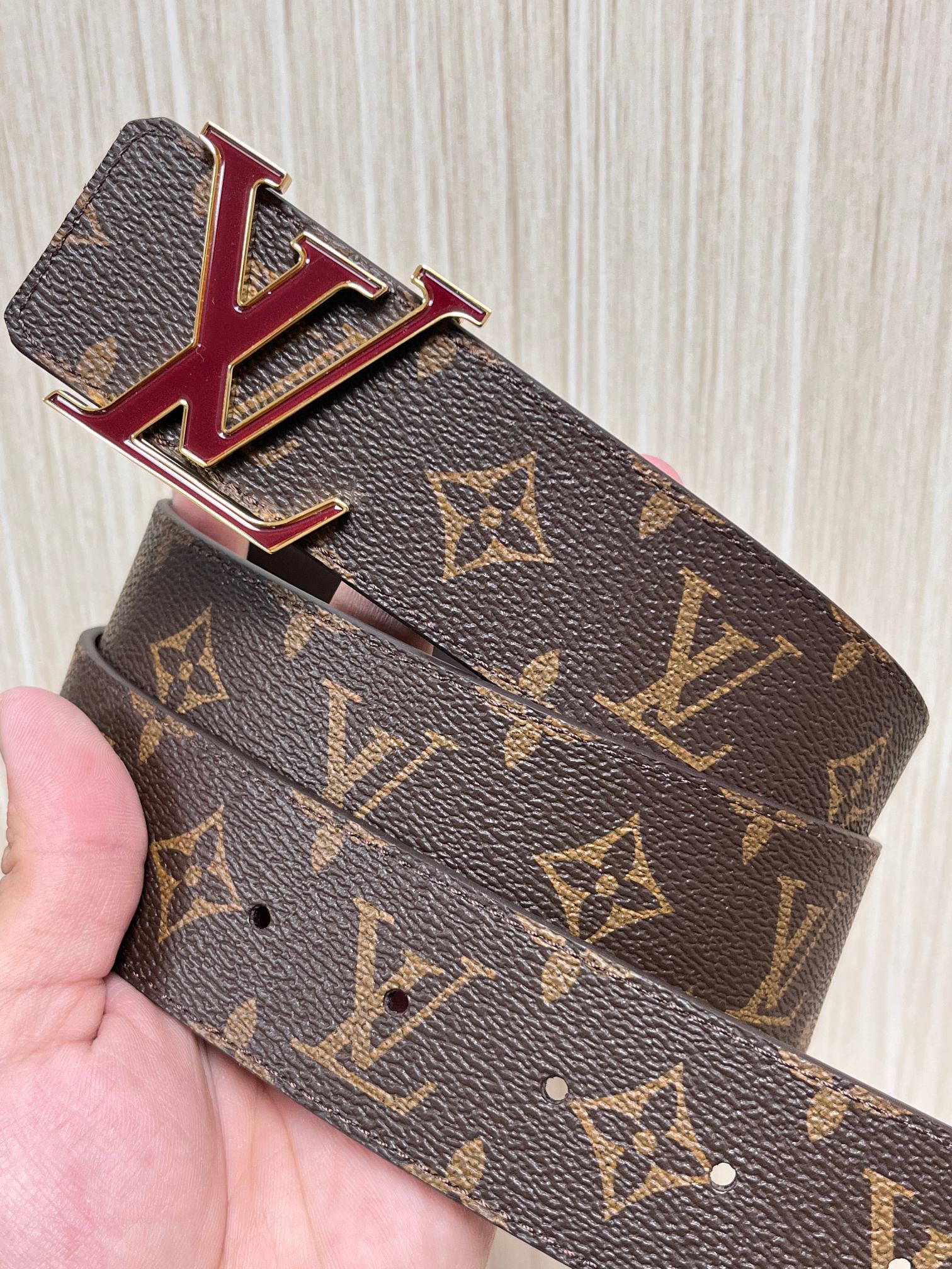 当季新款一面是经典Monogram老花帆布，另一面是黑色牛皮，可根据穿搭场景切换风格，实用性拉满。材质：