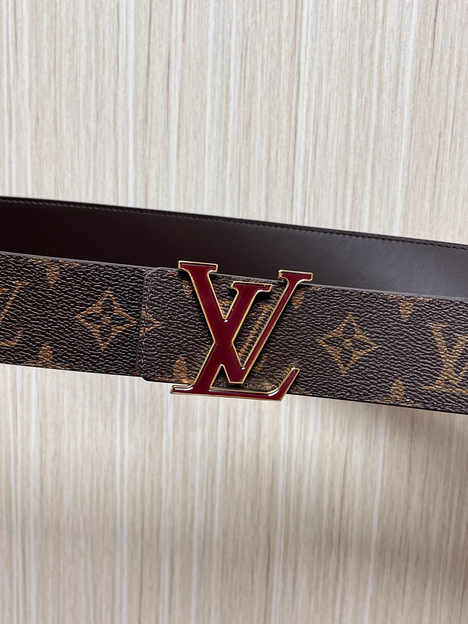 当季新款一面是经典Monogram老花帆布，另一面是黑色牛皮，可根据穿搭场景切换风格，实用性拉满。材质：