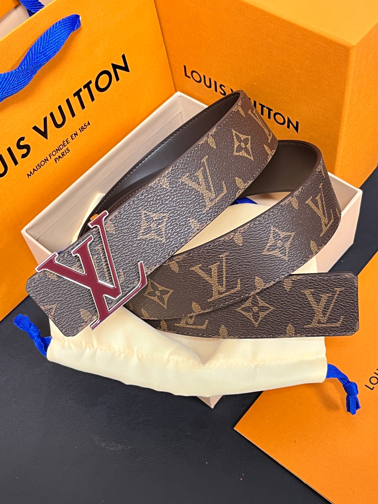 当季新款一面是经典Monogram老花帆布，另一面是黑色牛皮，可根据穿搭场景切换风格，实用性拉满。材质：