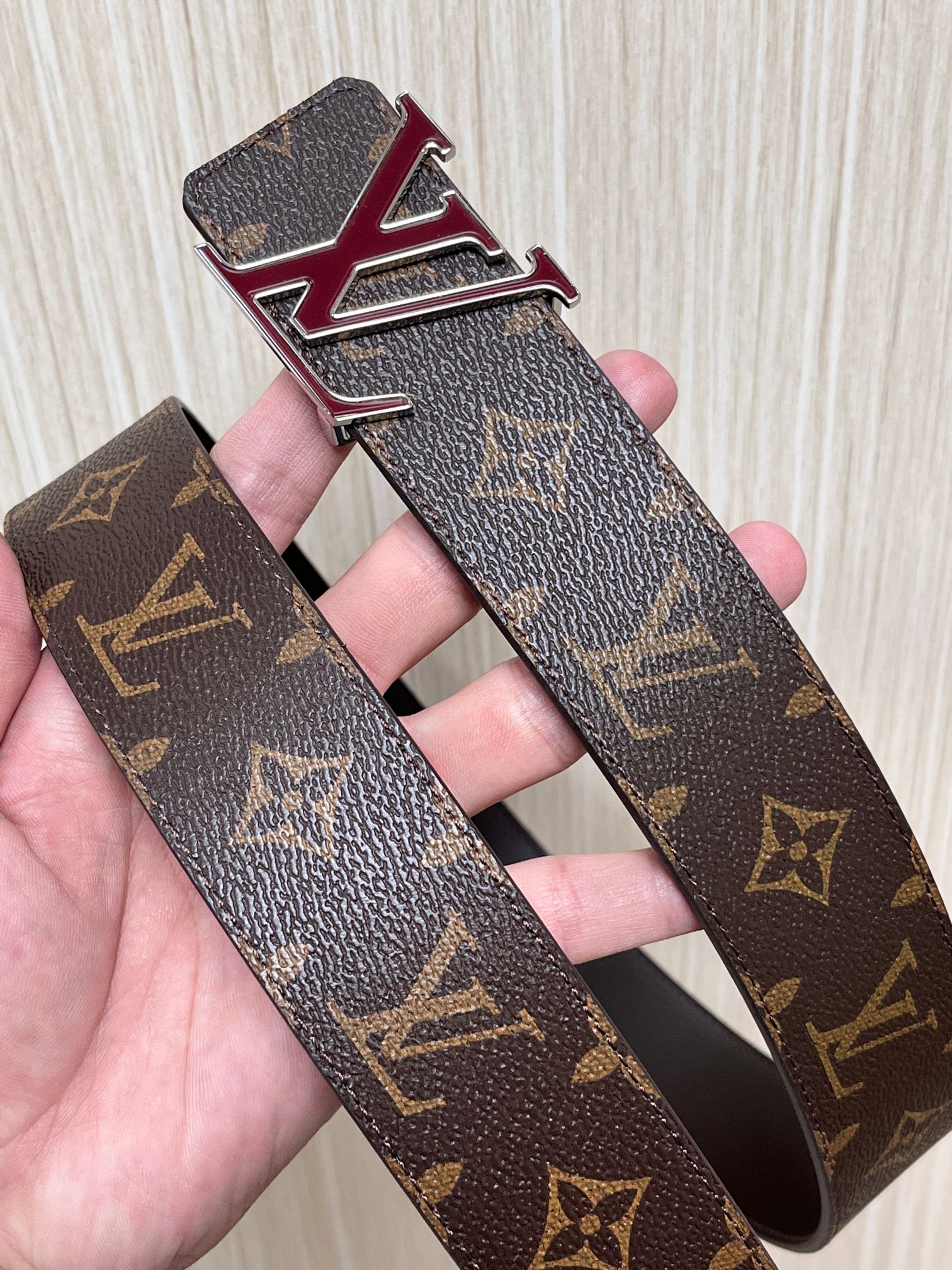 当季新款一面是经典Monogram老花帆布，另一面是黑色牛皮，可根据穿搭场景切换风格，实用性拉满。材质：