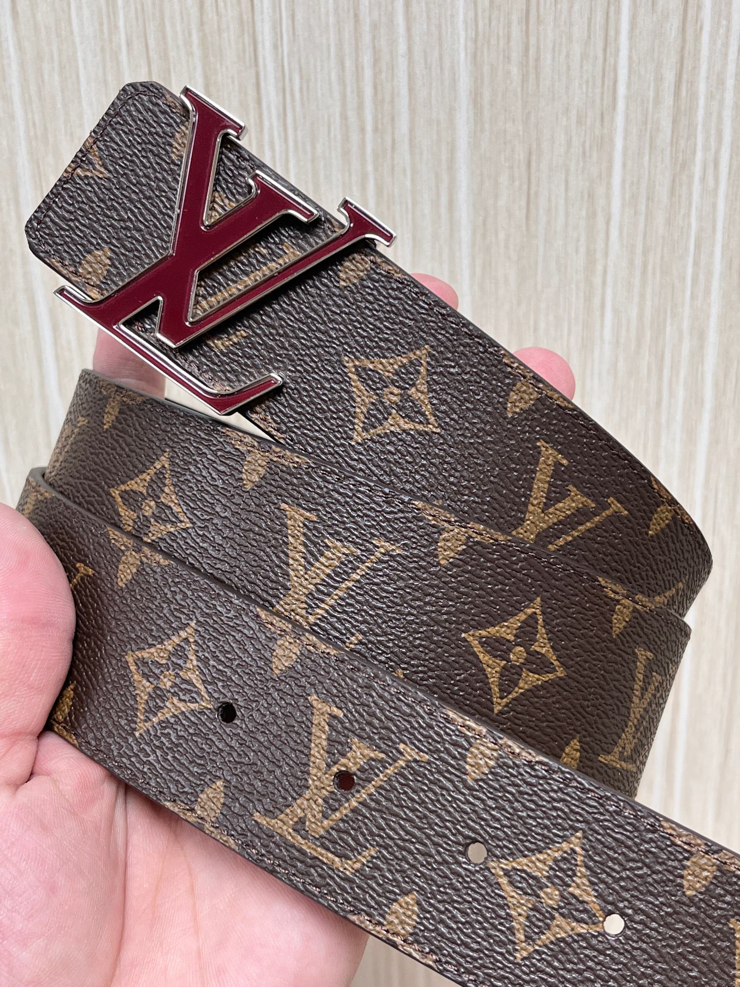 当季新款一面是经典Monogram老花帆布，另一面是黑色牛皮，可根据穿搭场景切换风格，实用性拉满。材质：