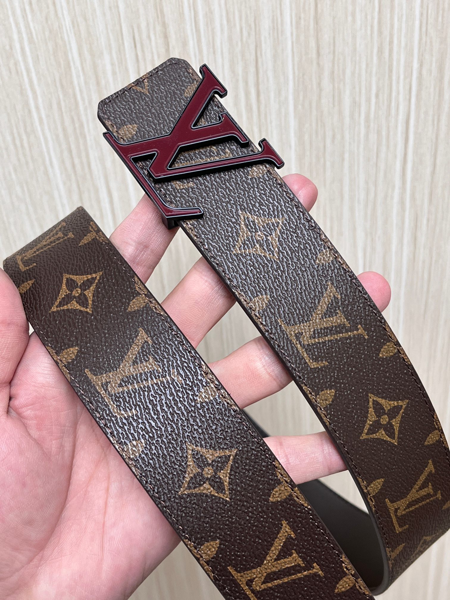 当季新款一面是经典Monogram老花帆布，另一面是黑色牛皮，可根据穿搭场景切换风格，实用性拉满。材质：