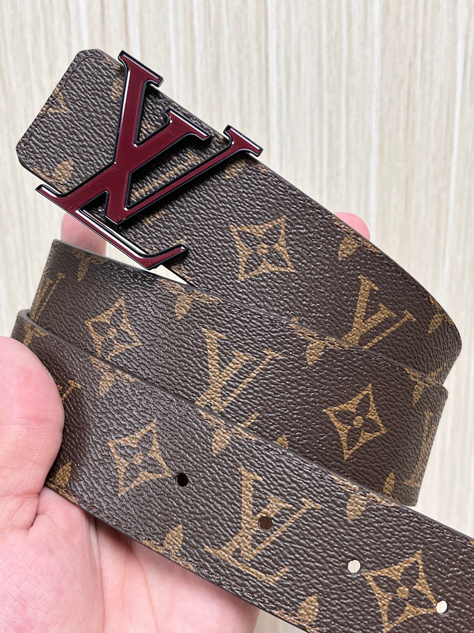 当季新款一面是经典Monogram老花帆布，另一面是黑色牛皮，可根据穿搭场景切换风格，实用性拉满。材质：