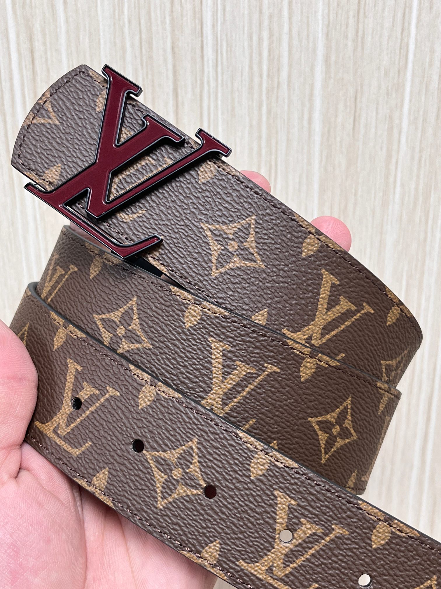 当季新款一面是经典Monogram老花帆布，另一面是黑色牛皮，可根据穿搭场景切换风格，实用性拉满。材质：