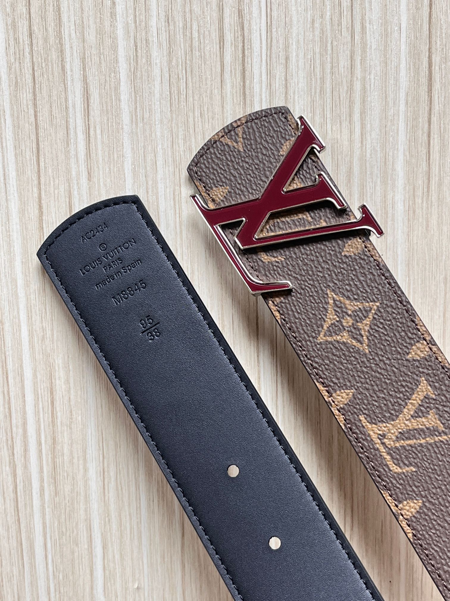 当季新款（型号M884）一面是经典Monogram老花帆布，另一面是黑色牛皮，可根据穿搭场景切换风格，实