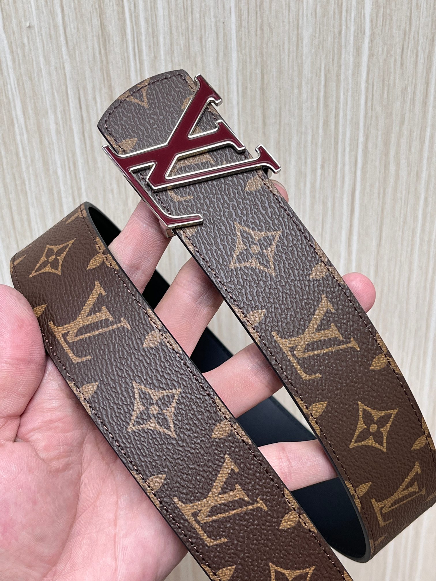 当季新款（型号M884）一面是经典Monogram老花帆布，另一面是黑色牛皮，可根据穿搭场景切换风格，实