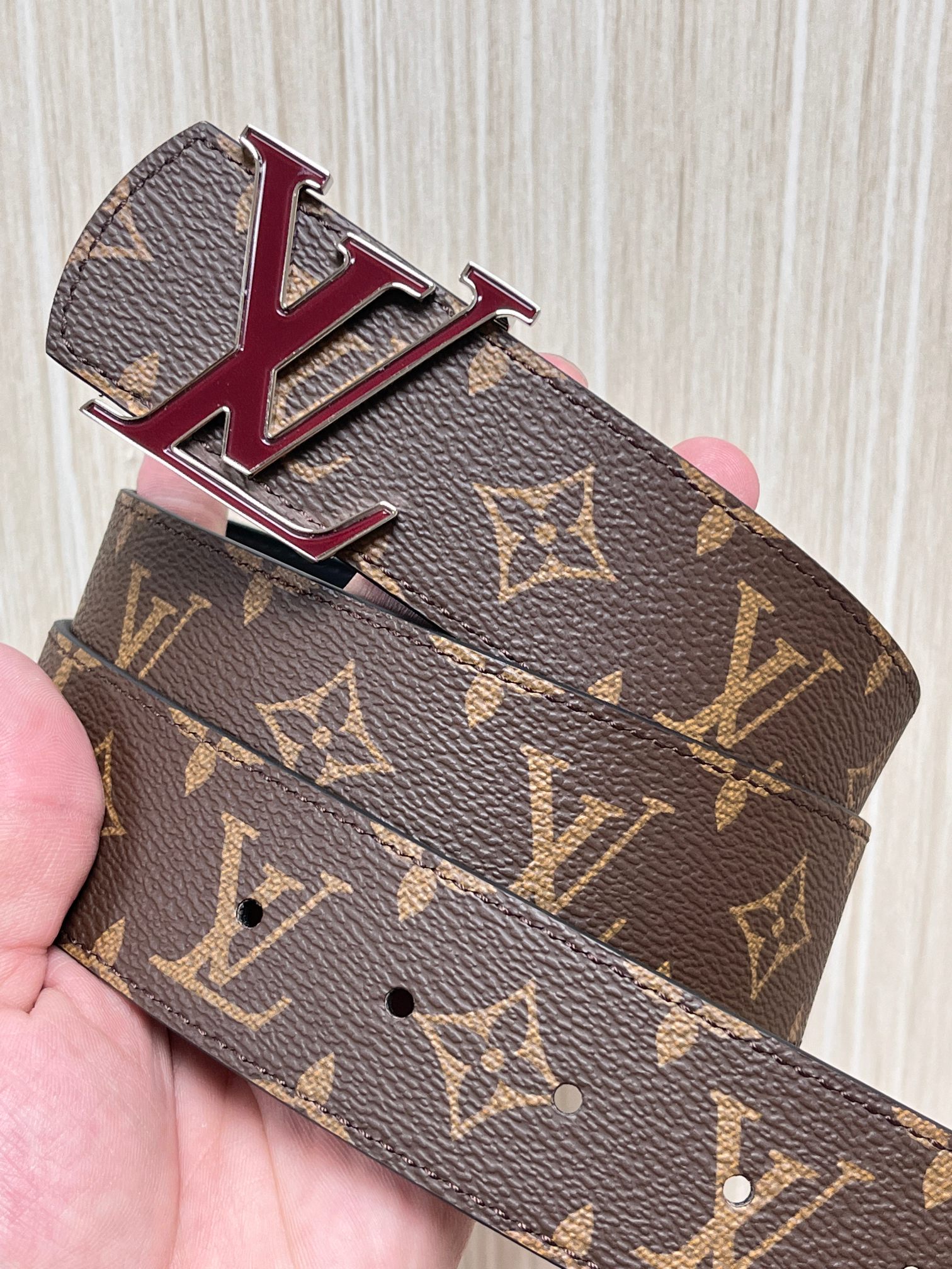 当季新款（型号M884）一面是经典Monogram老花帆布，另一面是黑色牛皮，可根据穿搭场景切换风格，实