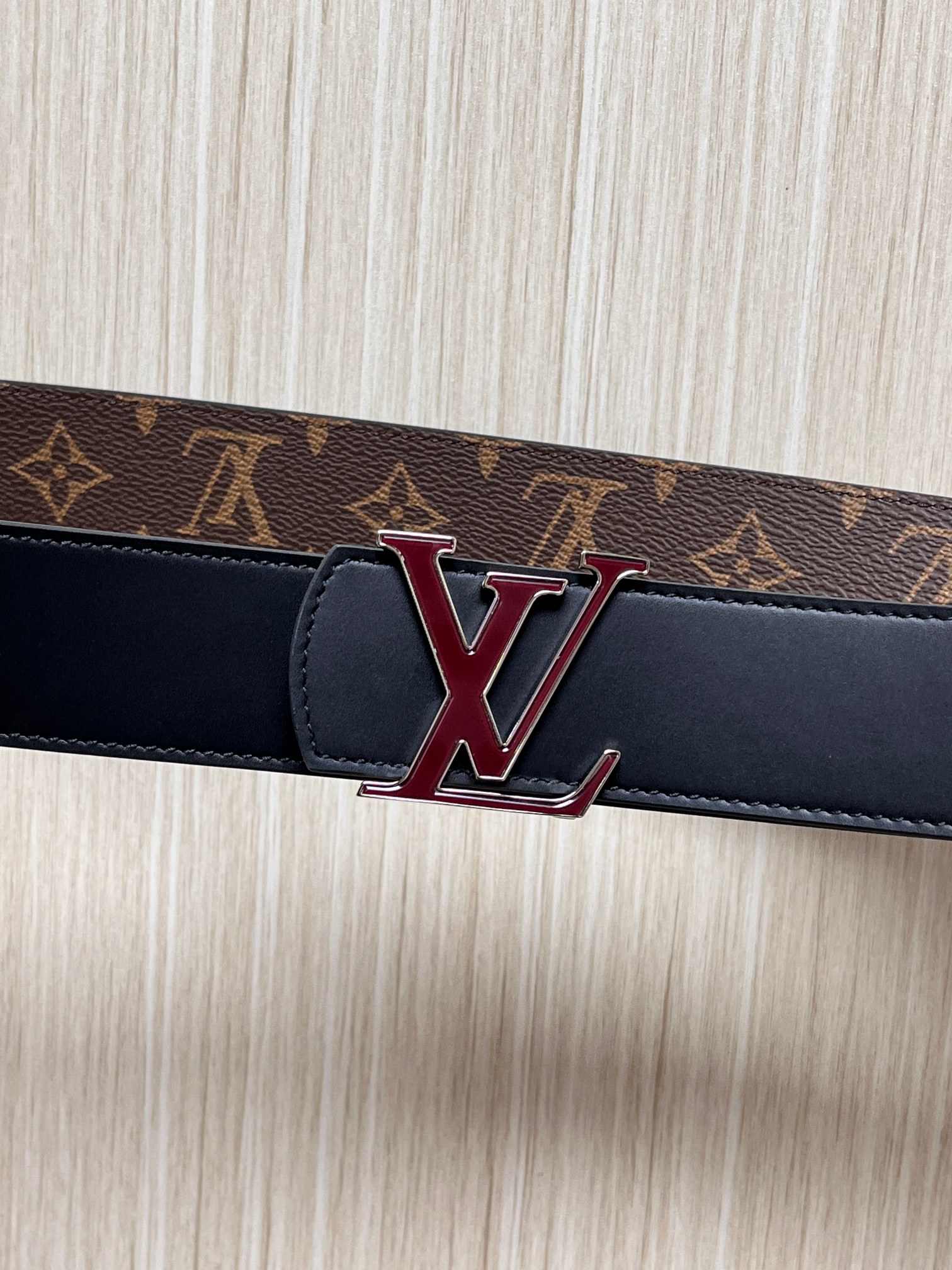 当季新款（型号M884）一面是经典Monogram老花帆布，另一面是黑色牛皮，可根据穿搭场景切换风格，实