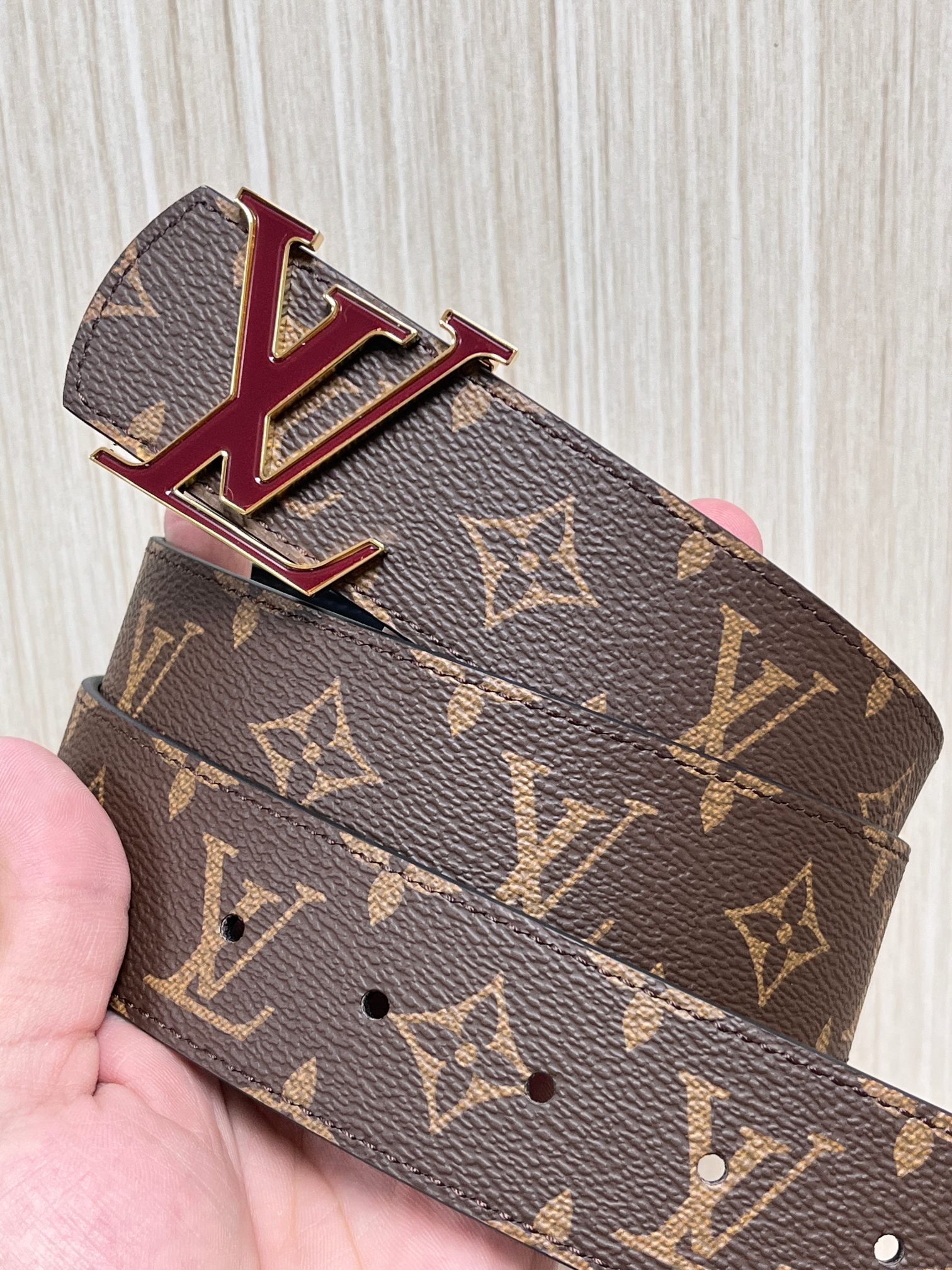 当季新款（型号M884）一面是经典Monogram老花帆布，另一面是黑色牛皮，可根据穿搭场景切换风格，实