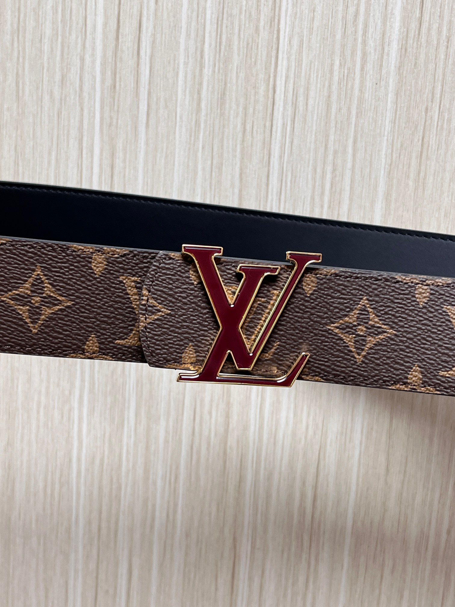 当季新款（型号M884）一面是经典Monogram老花帆布，另一面是黑色牛皮，可根据穿搭场景切换风格，实